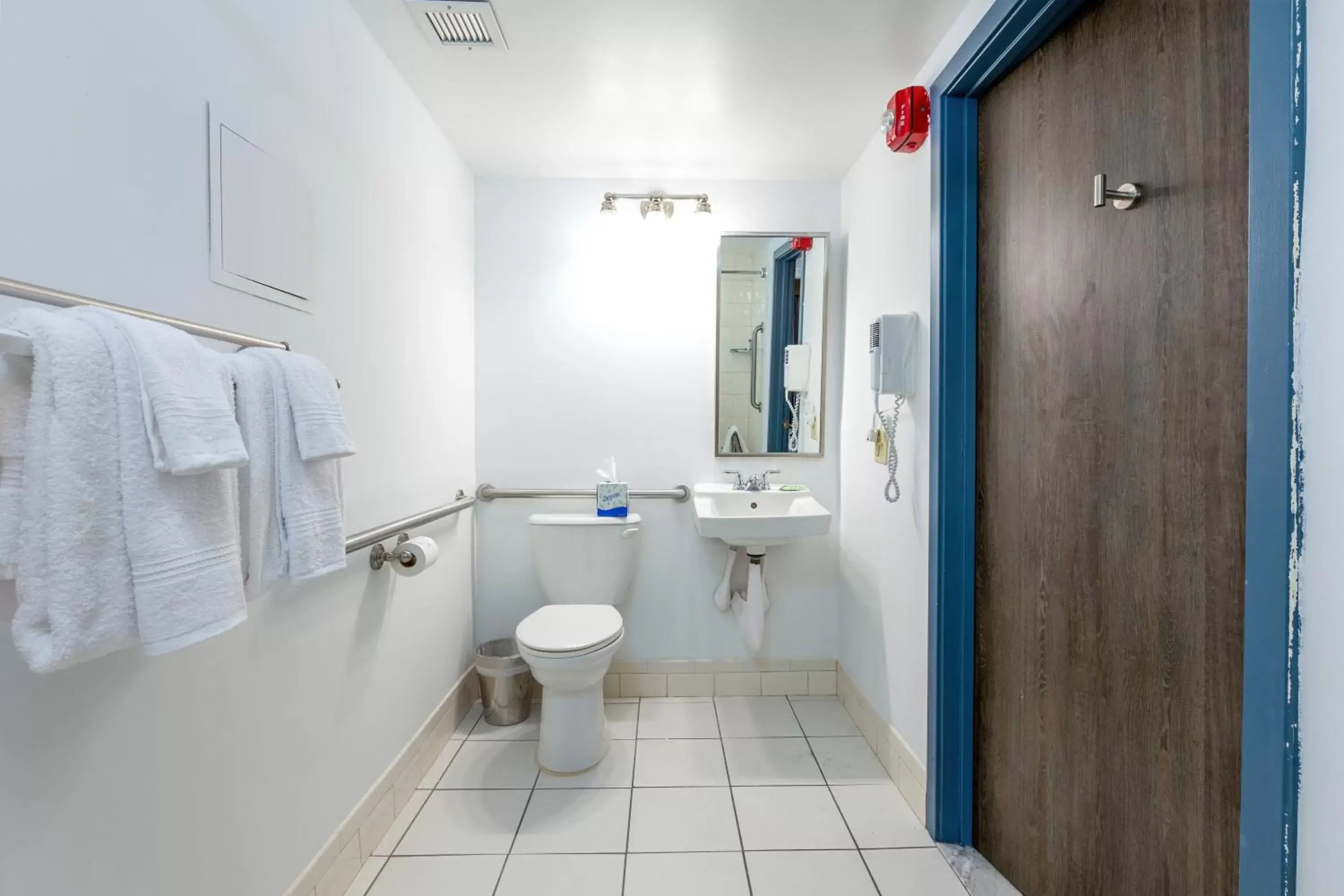Bathroom in Regency Miami Airport by Sonesta