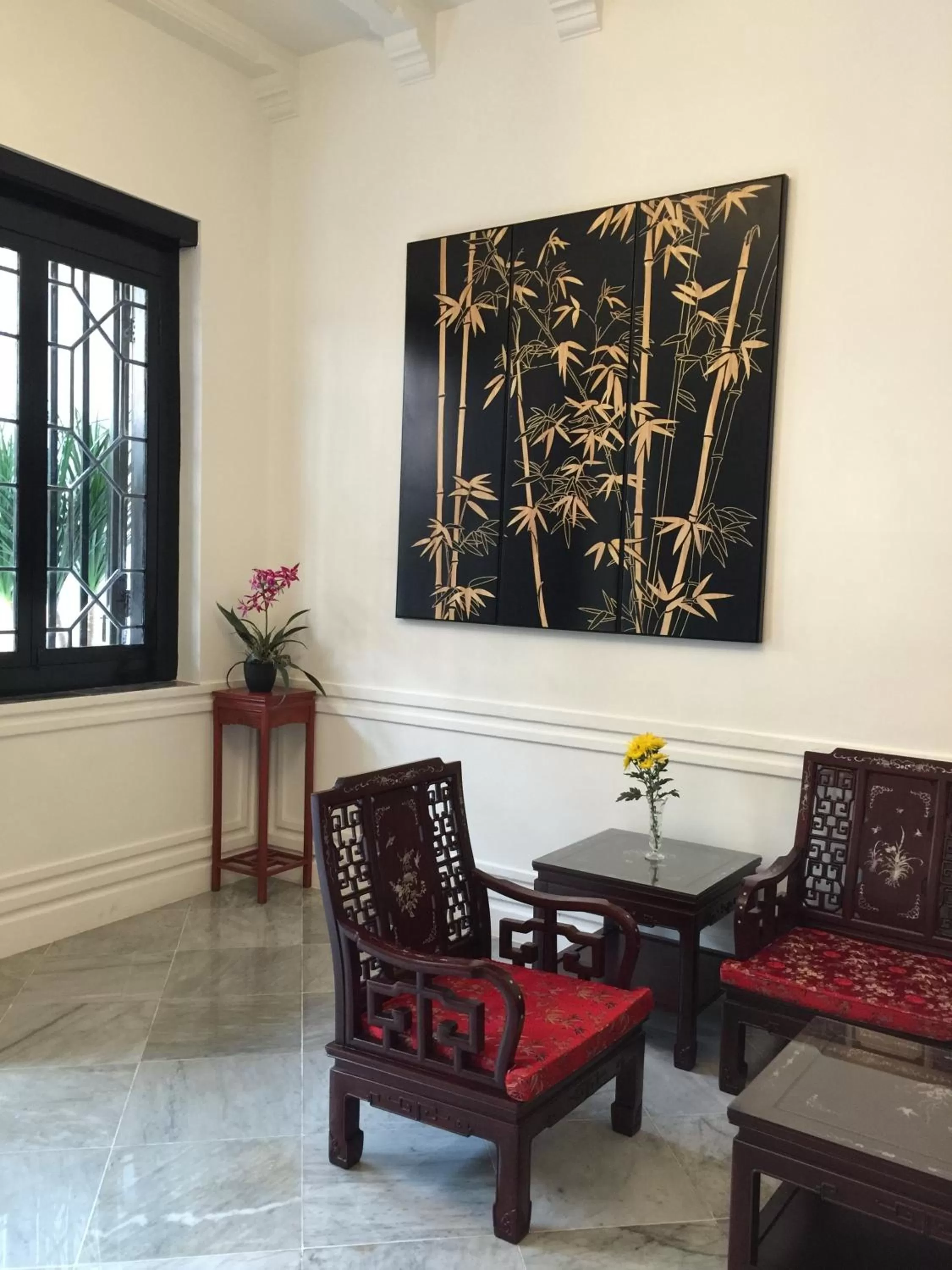 Seating area in Heeren Palm Suites