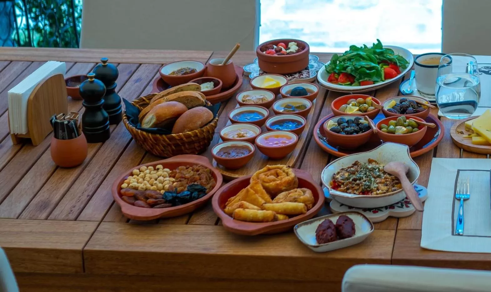 Restaurant/places to eat in Seraphim Cave Suites & SPA