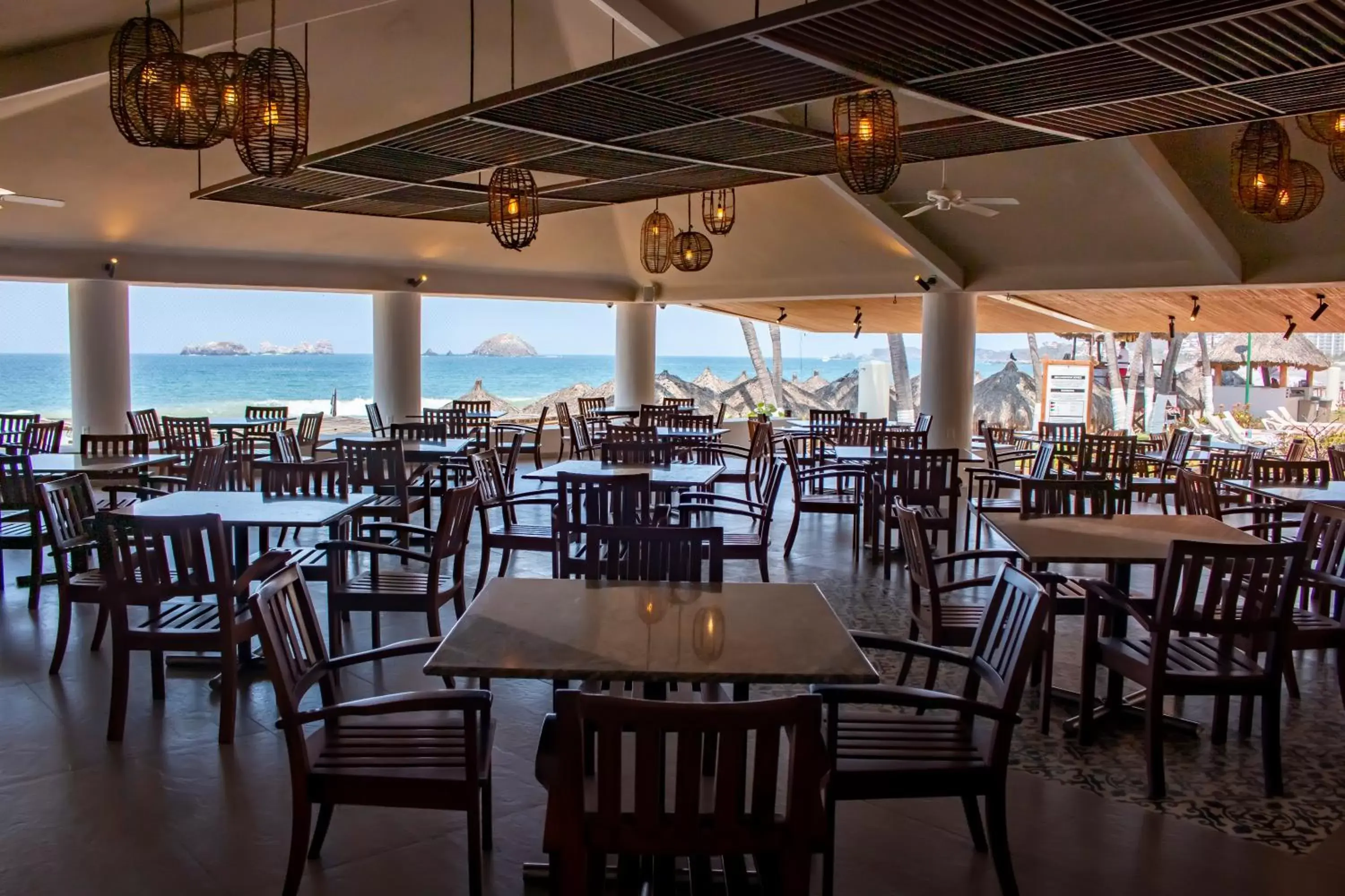 Restaurant/Places to Eat in Emporio Ixtapa