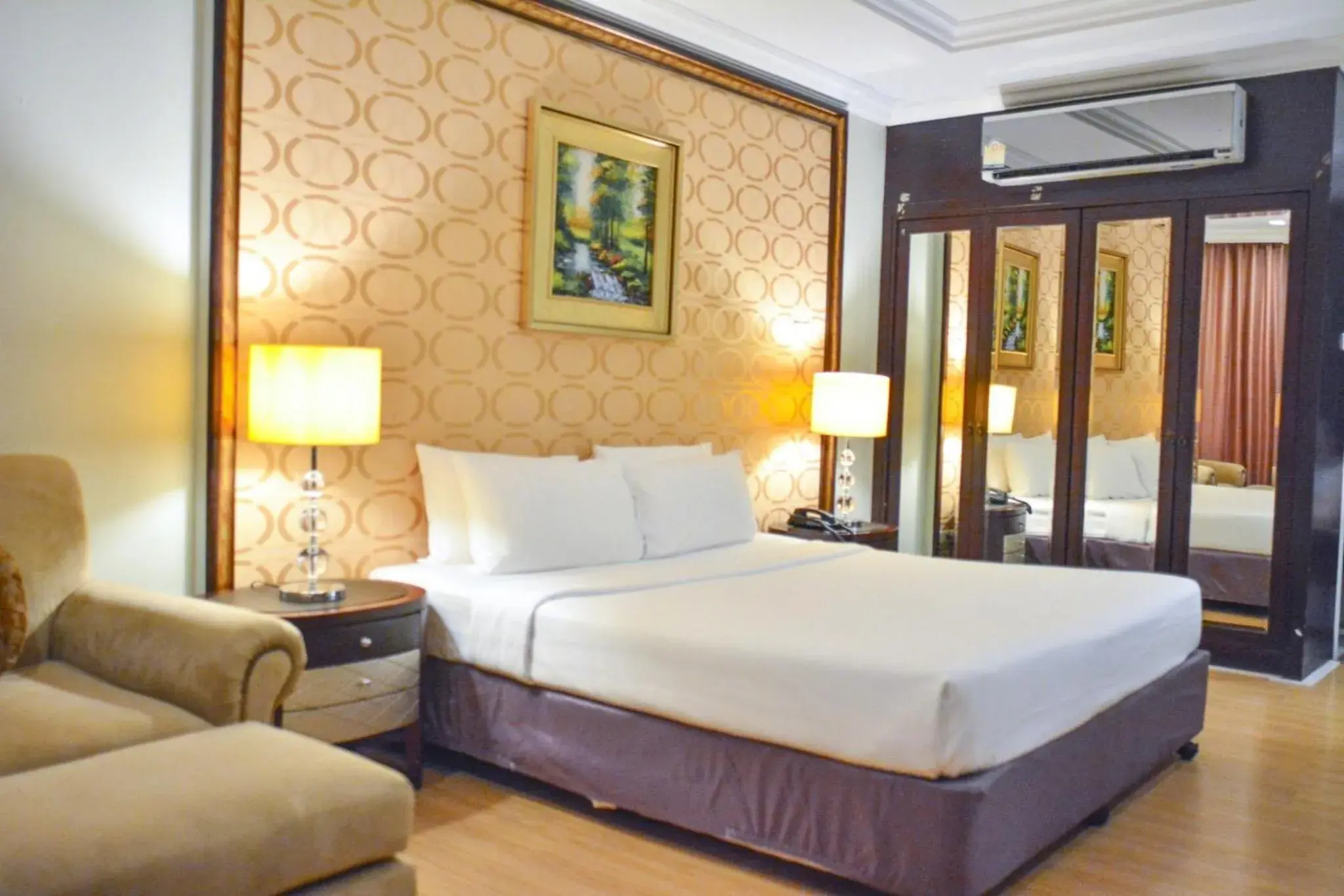 Photo of the whole room, Bed in Lk Legend Hotel