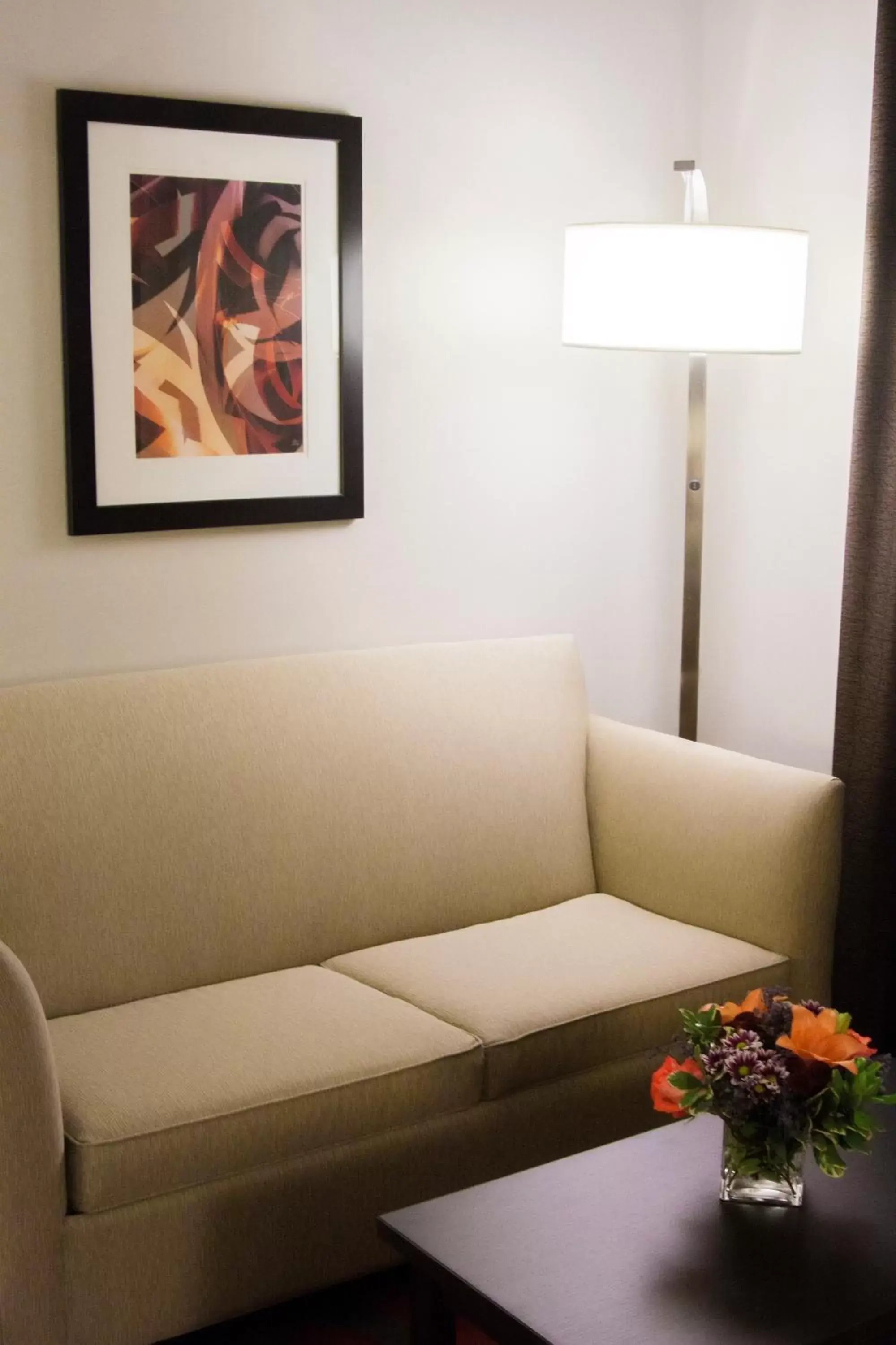 Living room, Seating Area in Holiday Inn Express Hotel & Suites Pittsburgh-South Side, an IHG Hotel