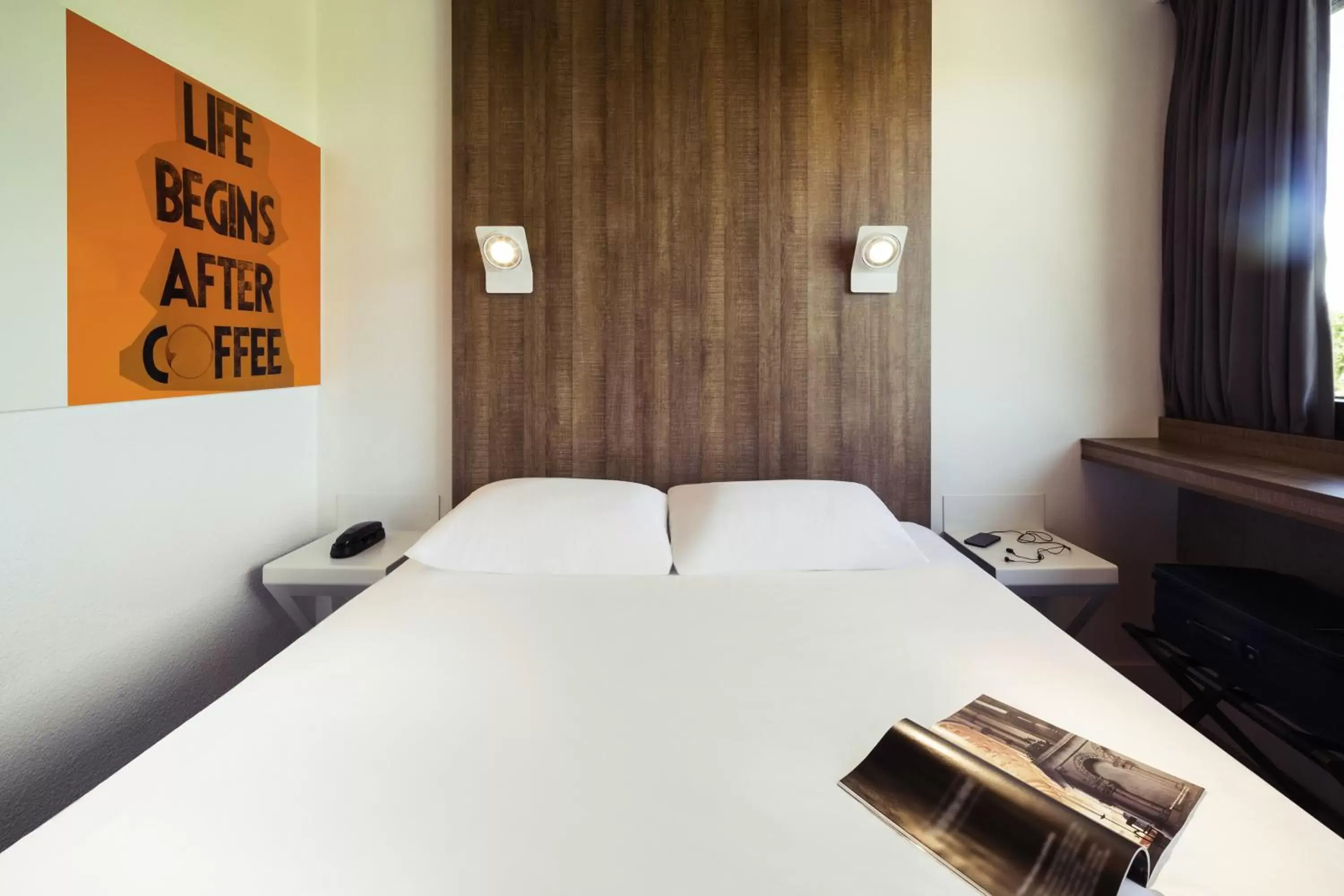 Bedroom, Bed in ibis Styles Niort Poitou Charentes