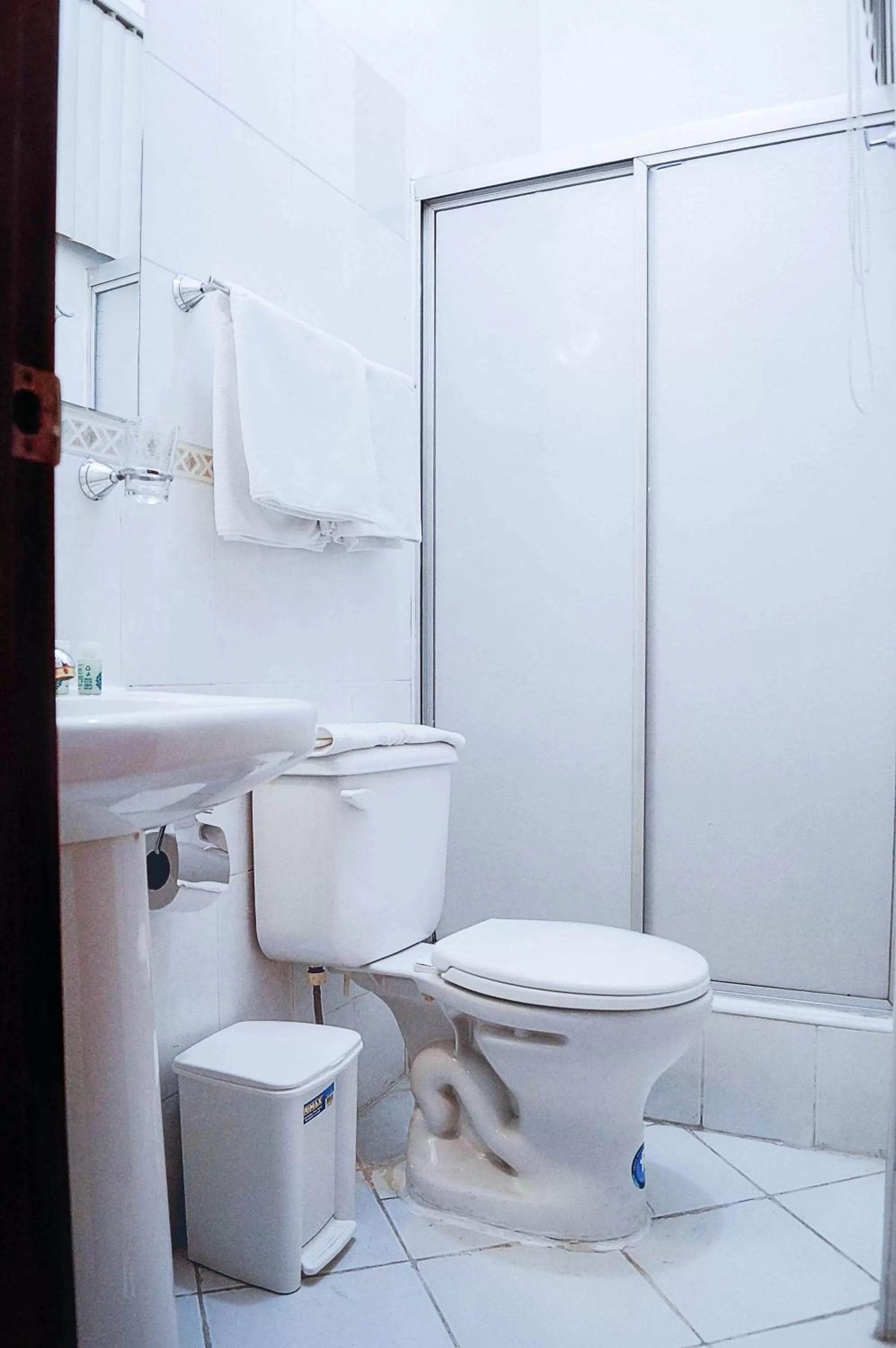 Bathroom in Hotel Castell - Cerca Del Aeropuerto