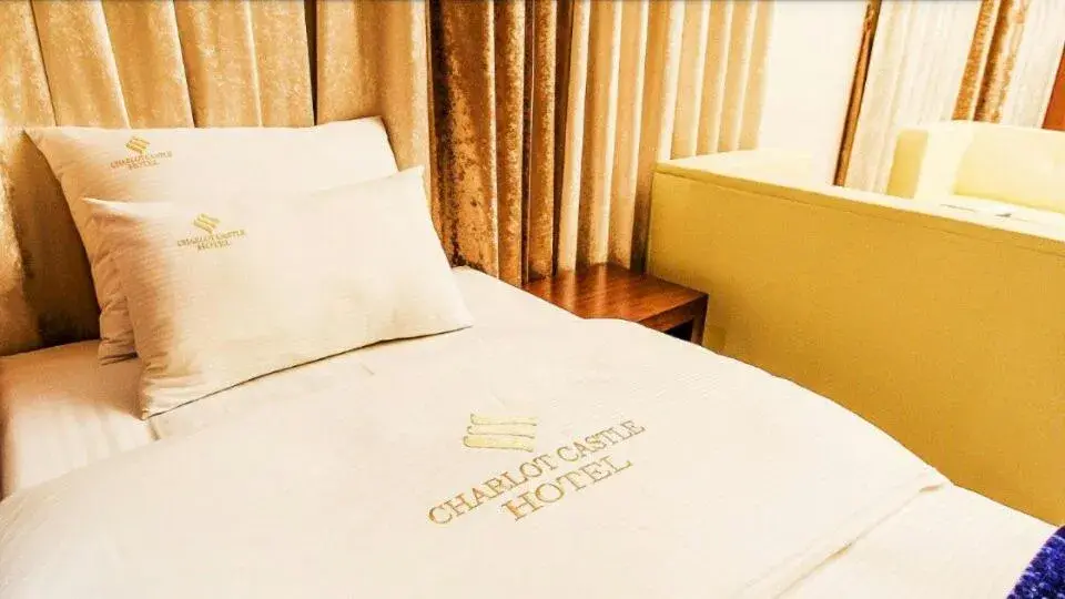 Bed in Hotel Charlot Castle