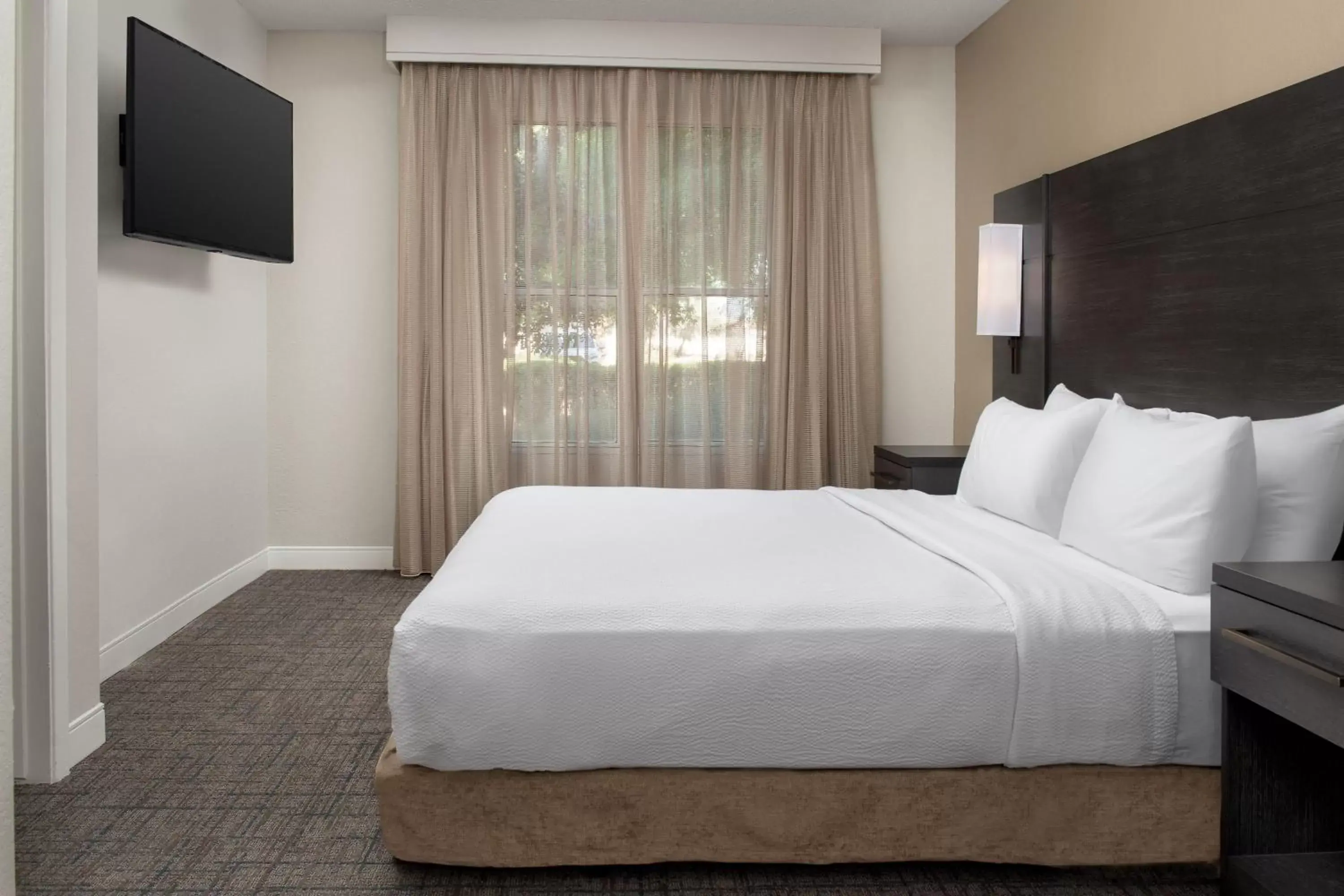 Photo of the whole room, Bed in Residence Inn by Marriott Phoenix Airport