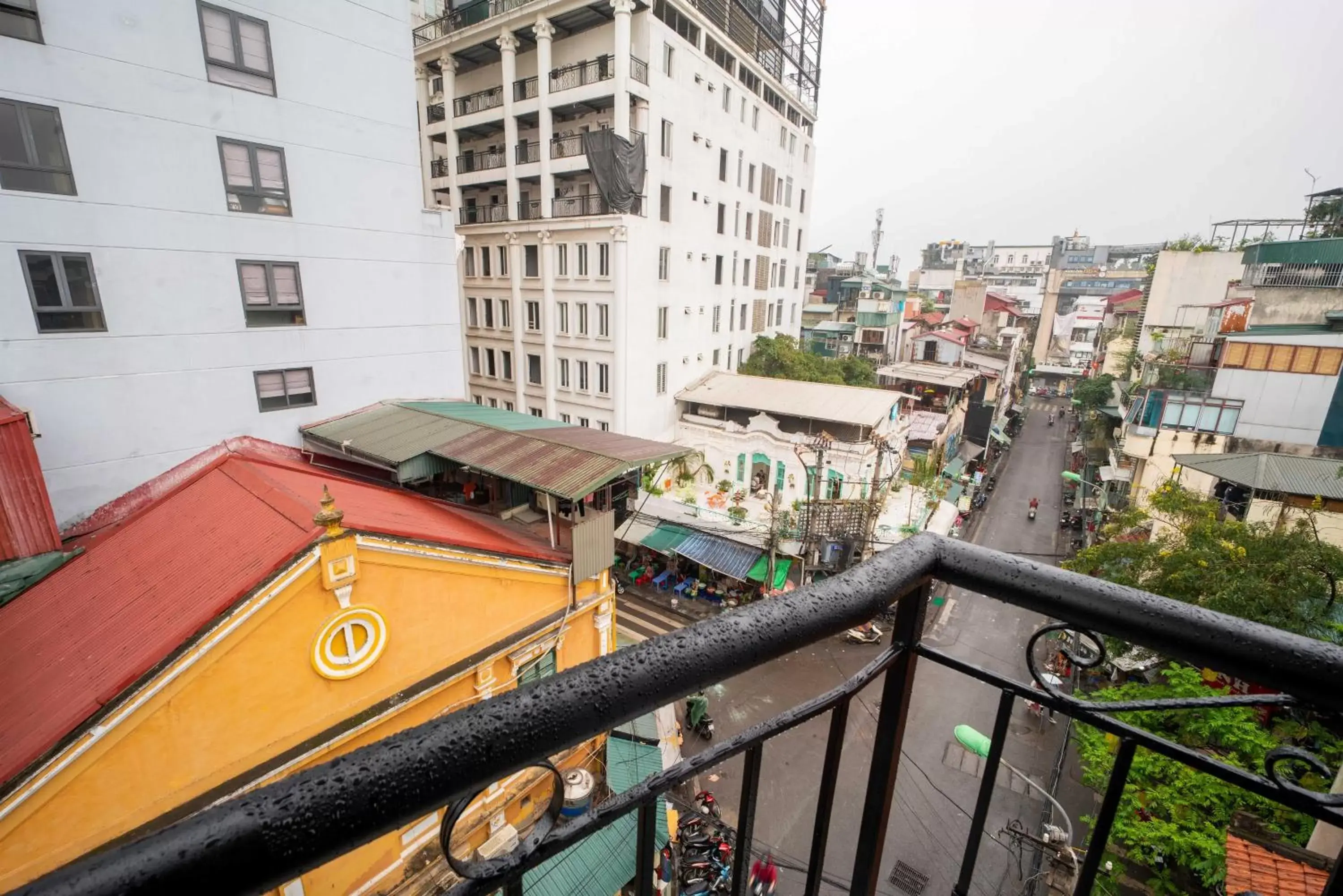 Property building in Charming Moon Hotel Property building in Charming Moon Hotel