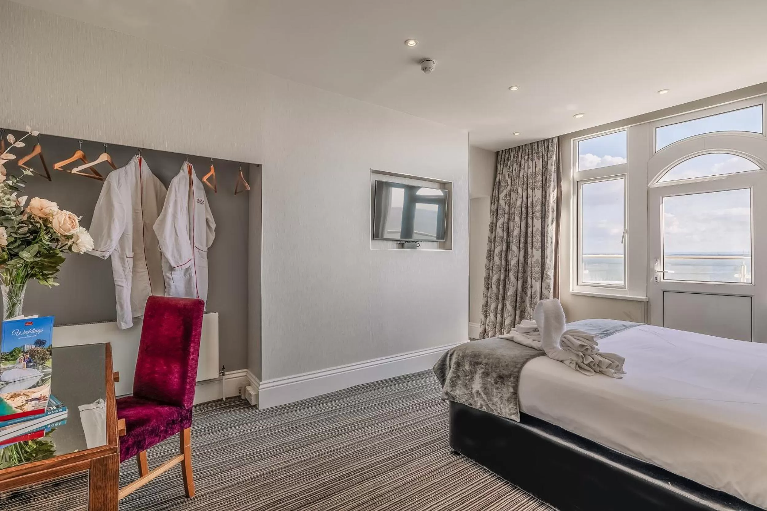 View (from property/room), Bed in Muthu Westcliff Hotel (Near London Southend Airport)