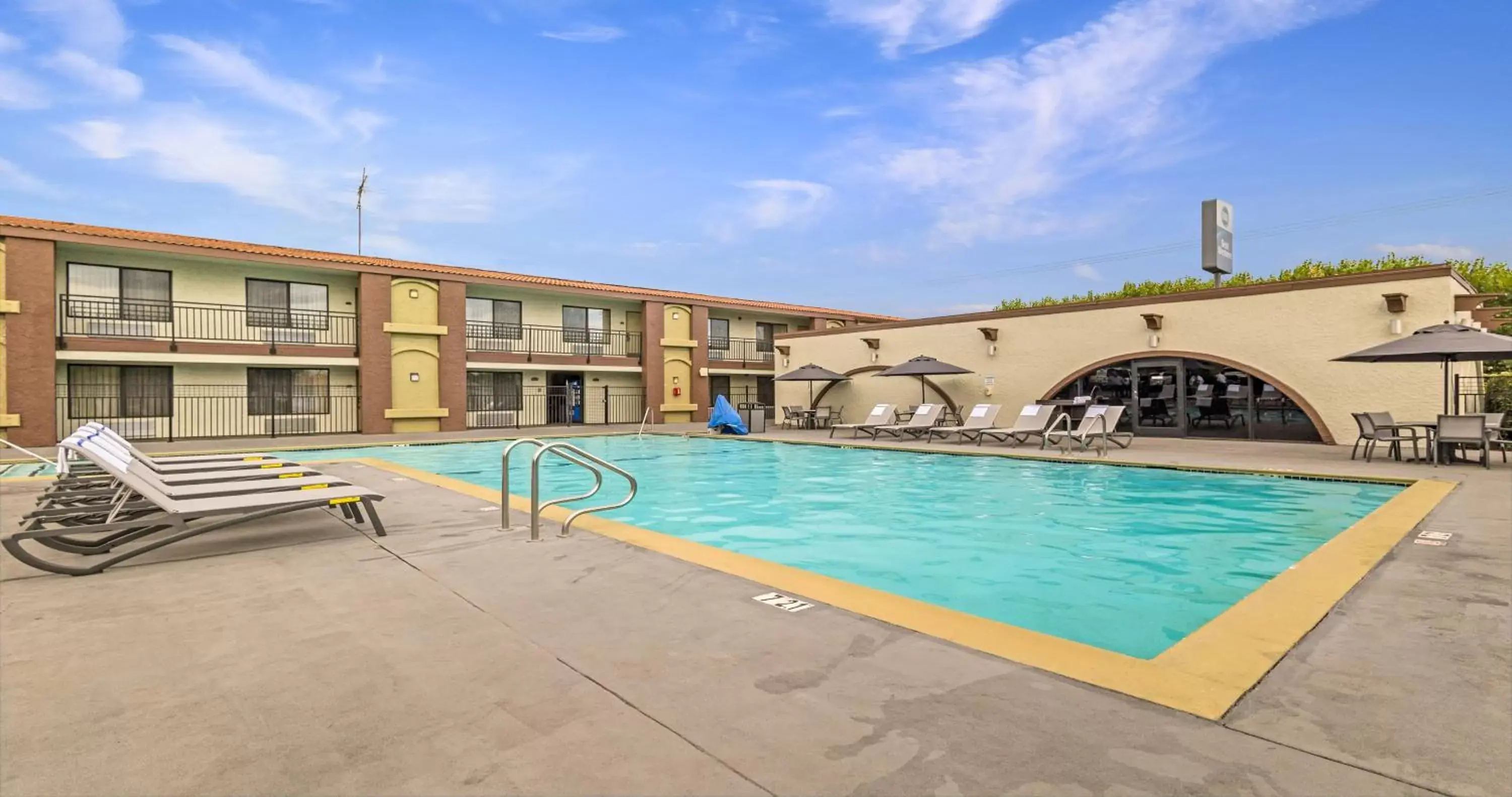 Swimming Pool in Best Western Roseville Inn