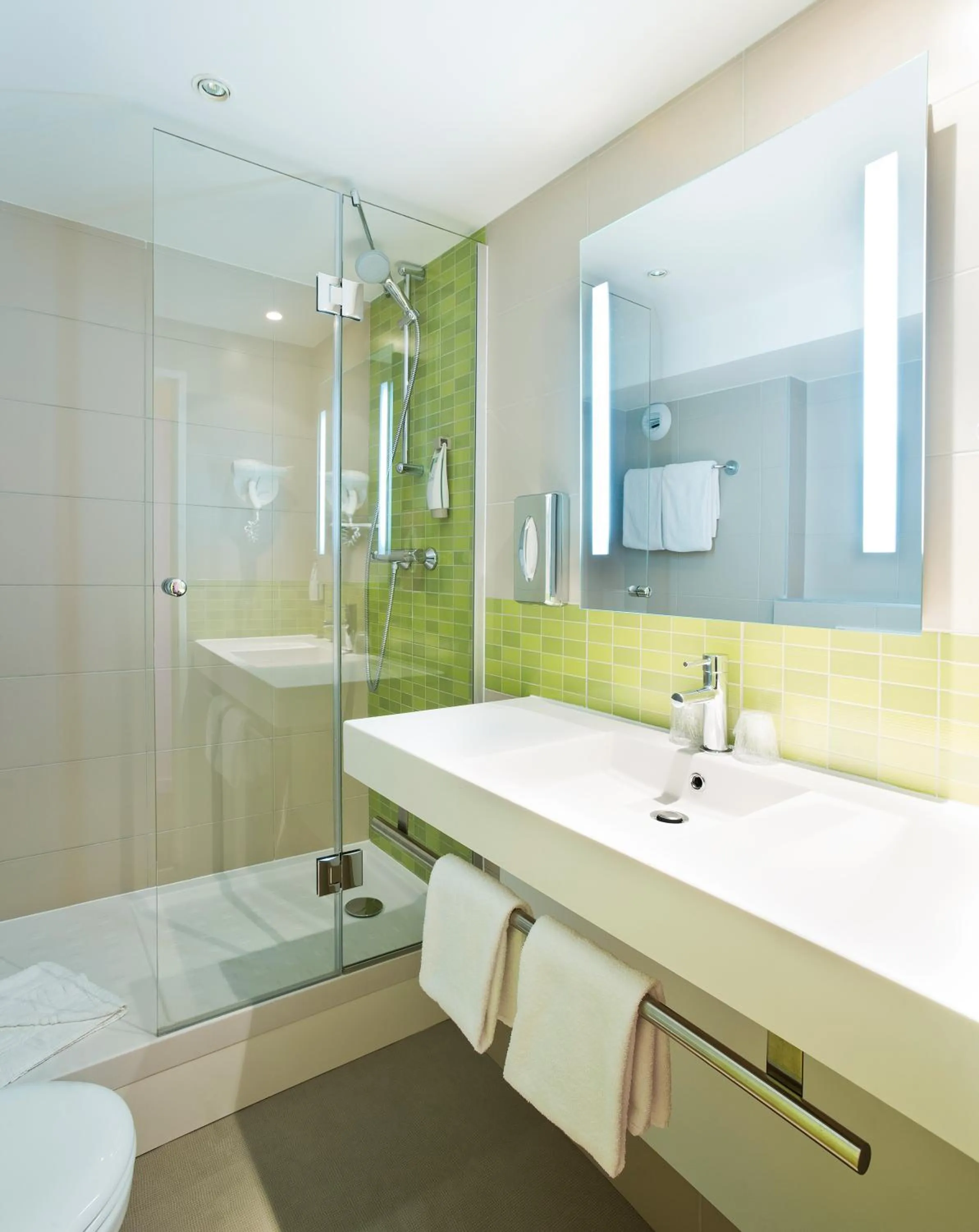 Bathroom in ibis Styles Paris Gare de l'Est TGV