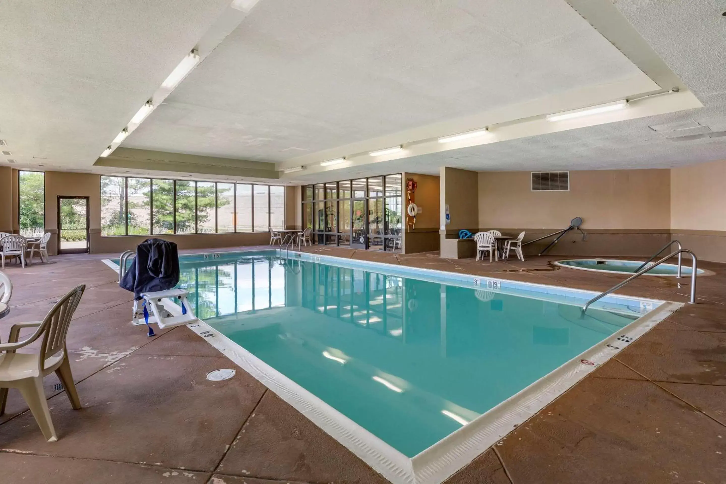 Activities, Swimming Pool in Comfort Inn Alliance