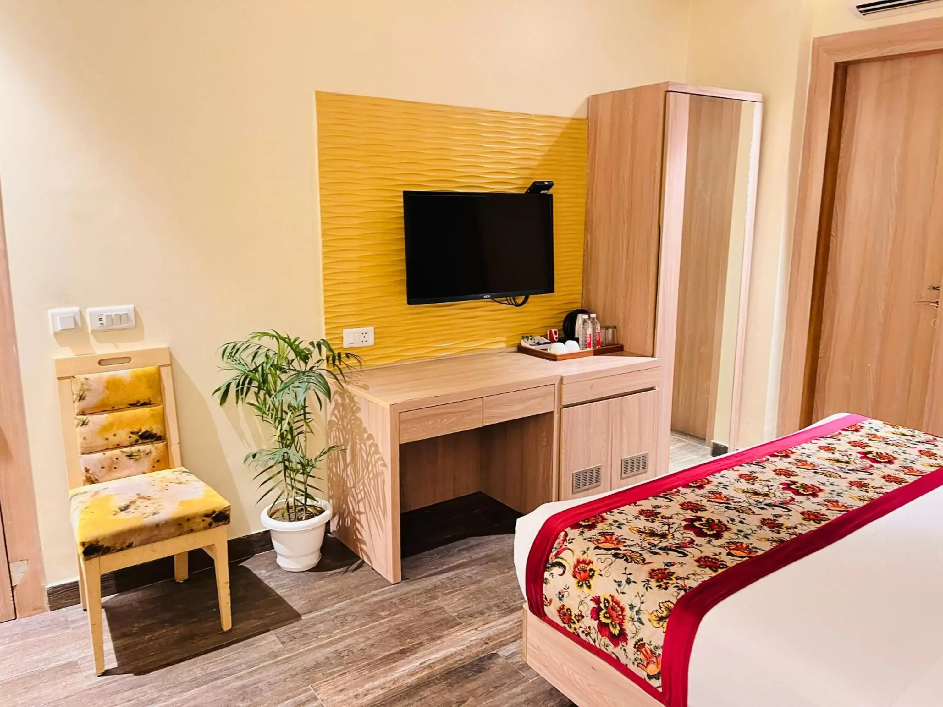 Bed, TV/Entertainment Center in Hotel Banz - Near Delhi International Airport