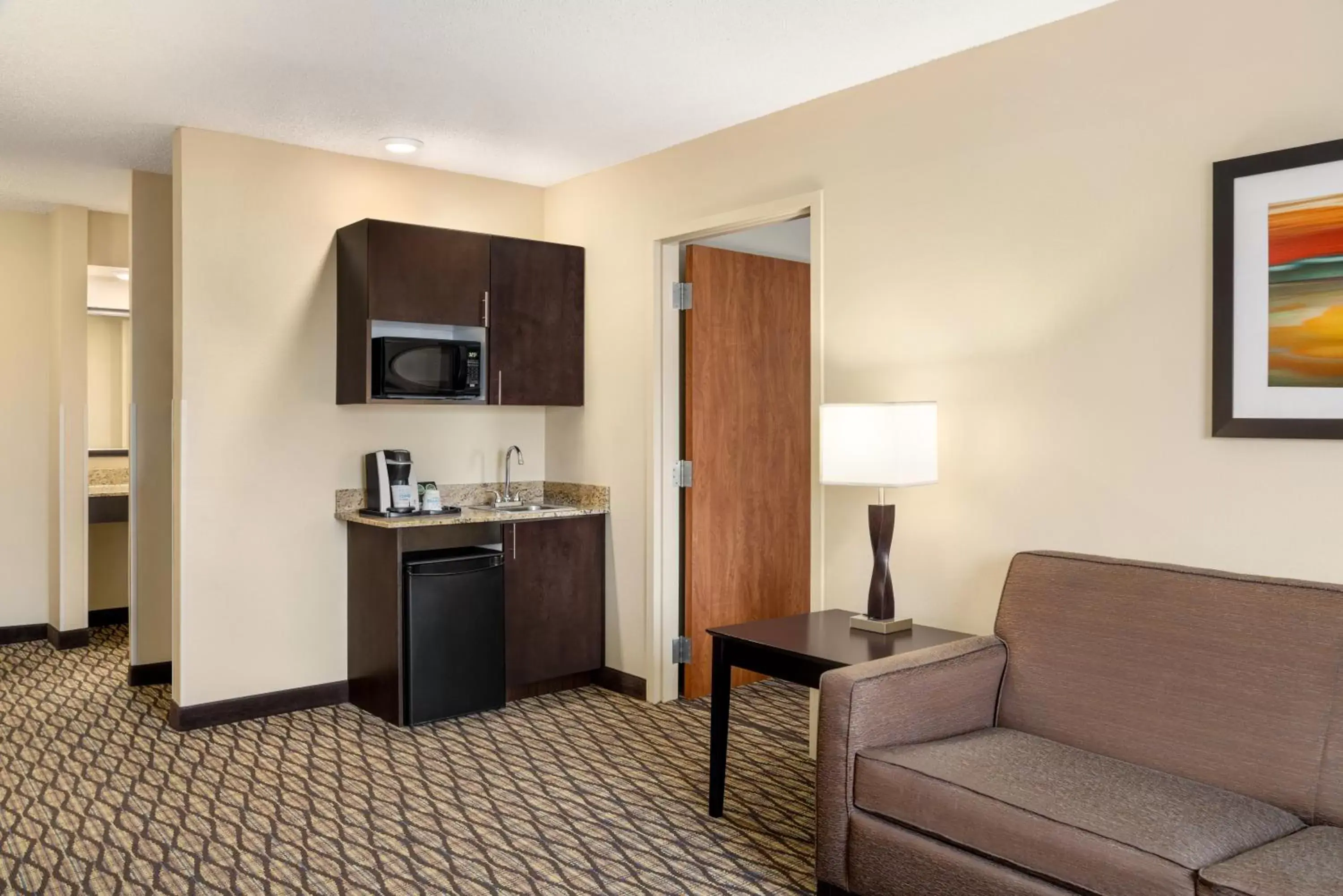Photo of the whole room, Seating Area in Holiday Inn Express Hotel & Suites Edmond, an IHG Hotel