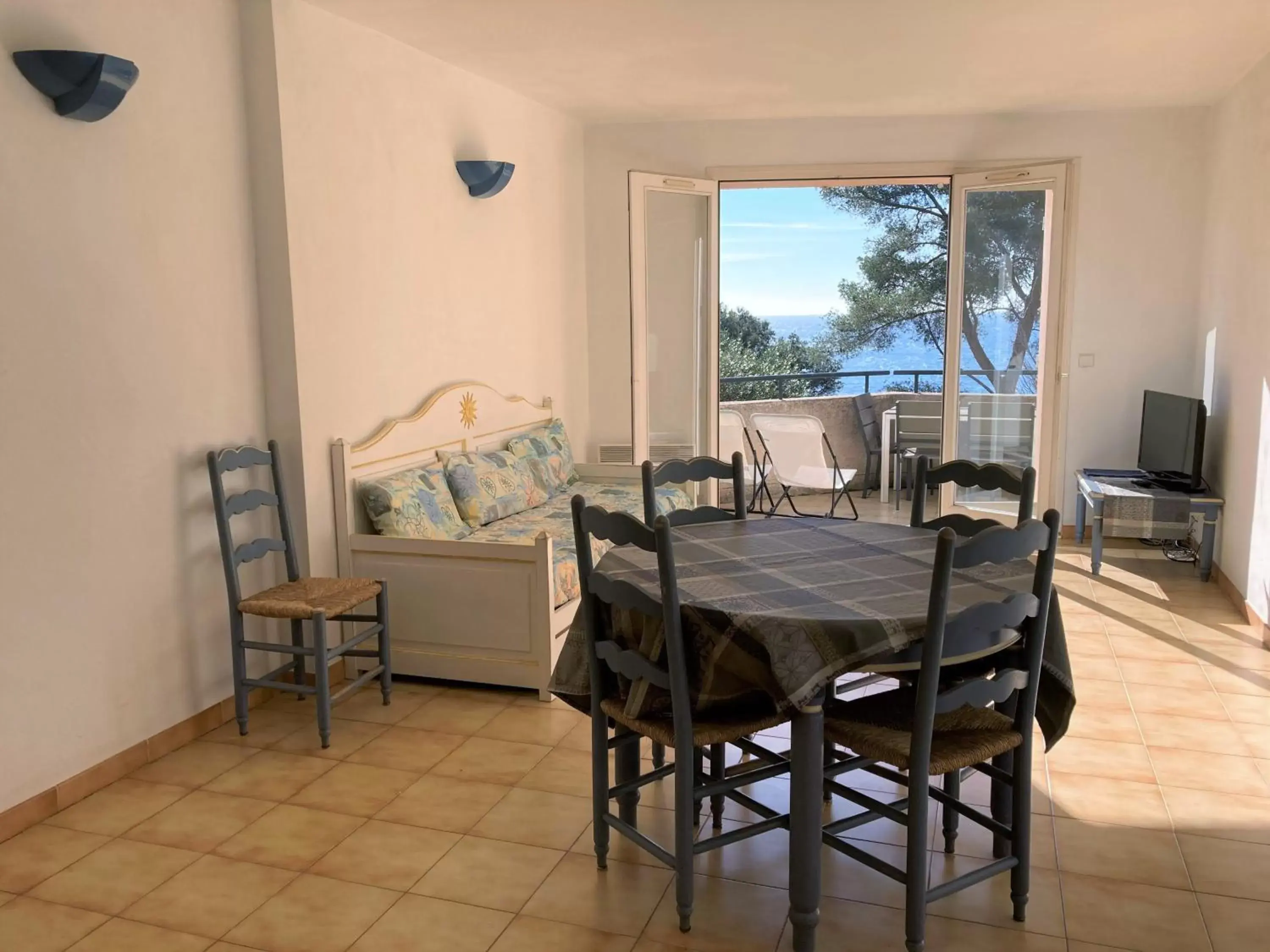 Living room, Dining Area in Hotel Provençal