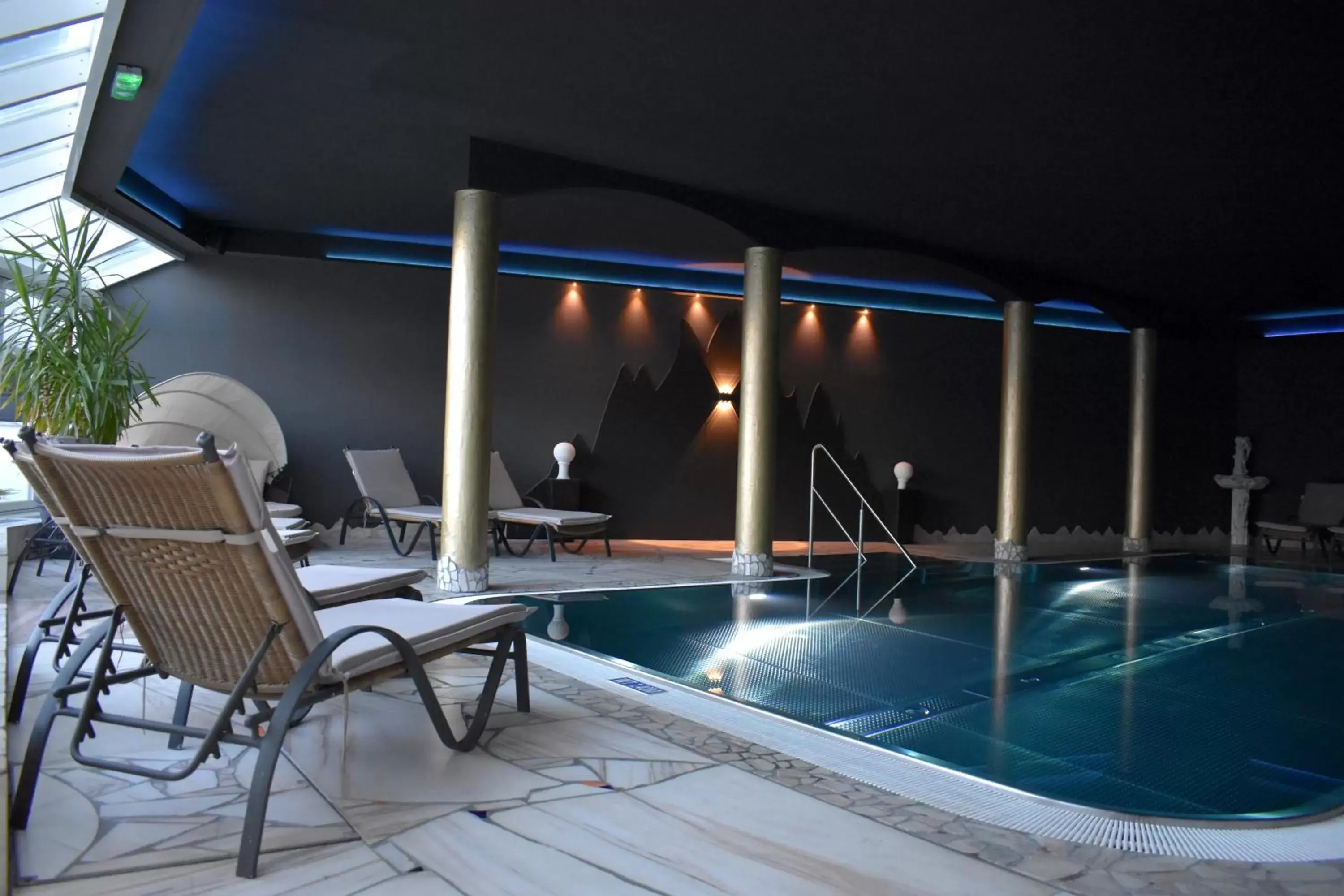 Swimming Pool in Hotel Jägerhof Wörthersee - Only Adults Swimming Pool in Hotel Jägerhof Wörthersee - Only Adults