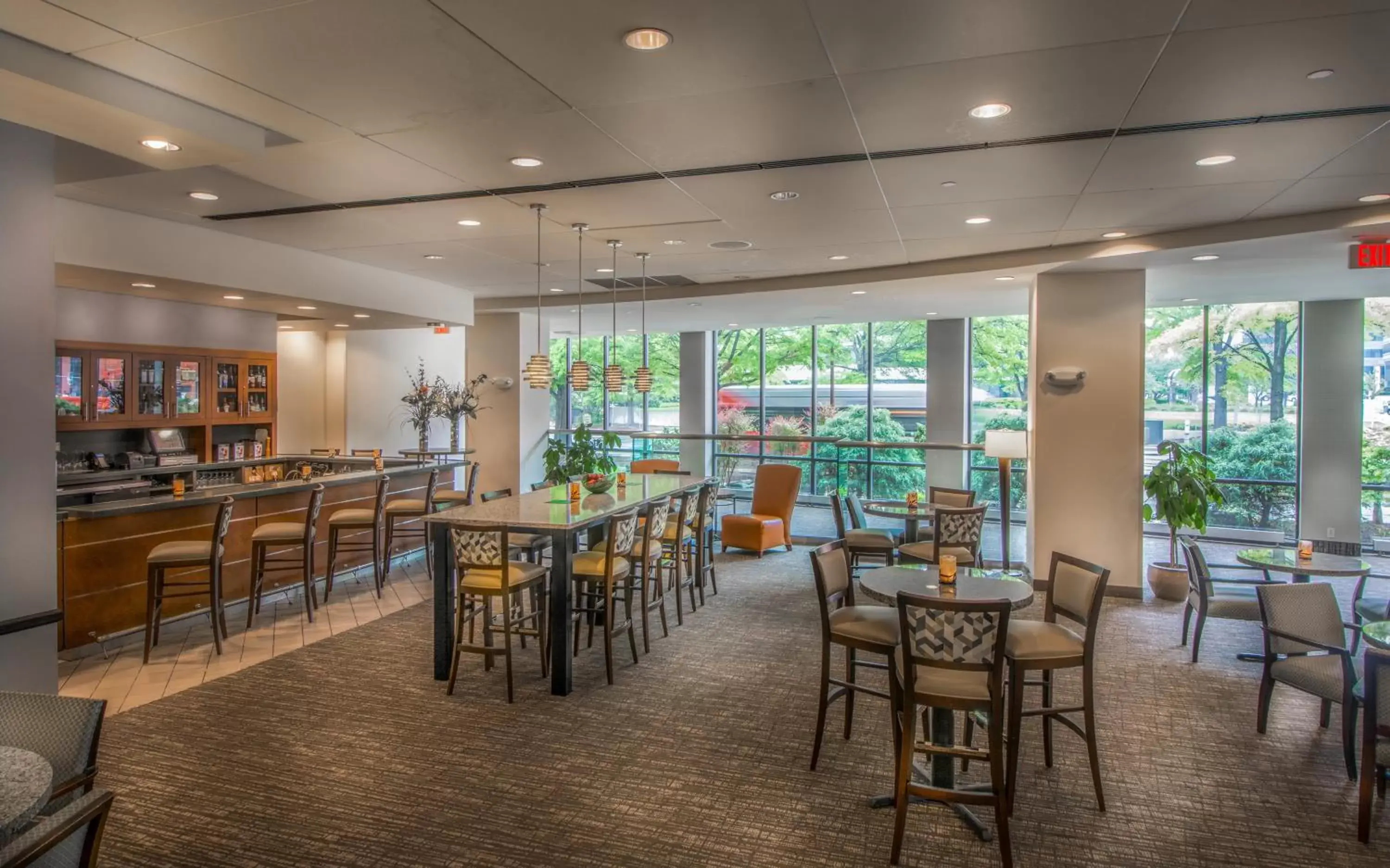 Lounge or bar, Restaurant/Places to Eat in Holiday Inn Arlington at Ballston, an IHG Hotel