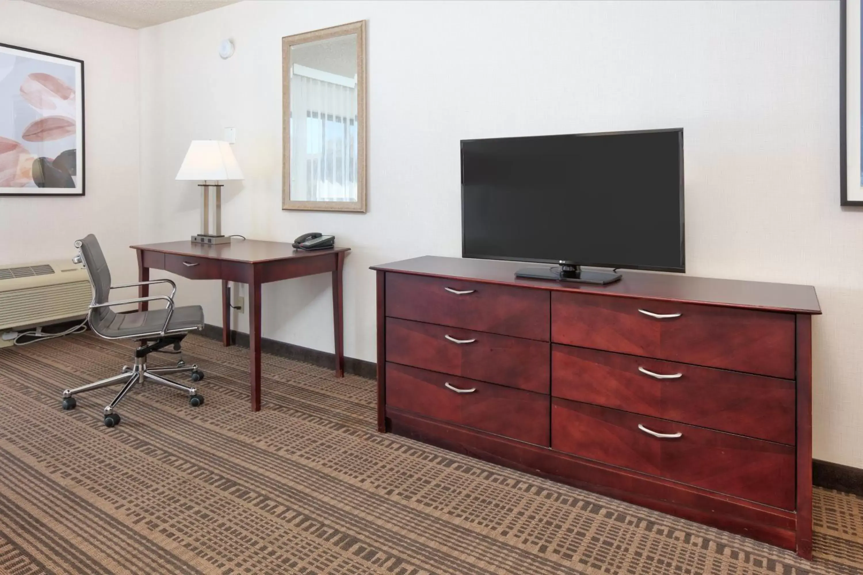 TV and multimedia, TV/Entertainment Center in Holiday Inn & Suites Santa Maria, an IHG Hotel