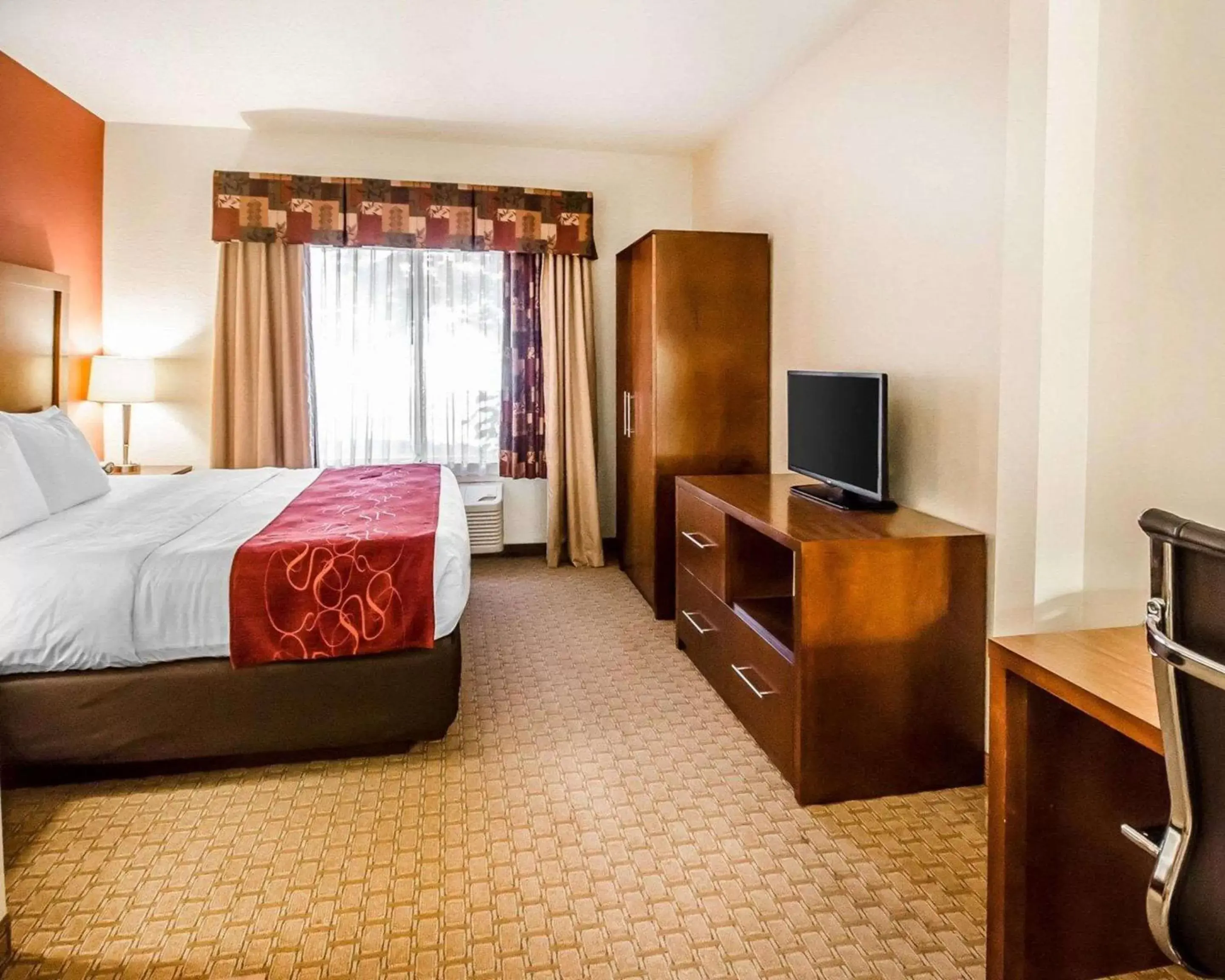 Bedroom, TV/Entertainment Center in Comfort Suites Prestonsburg West