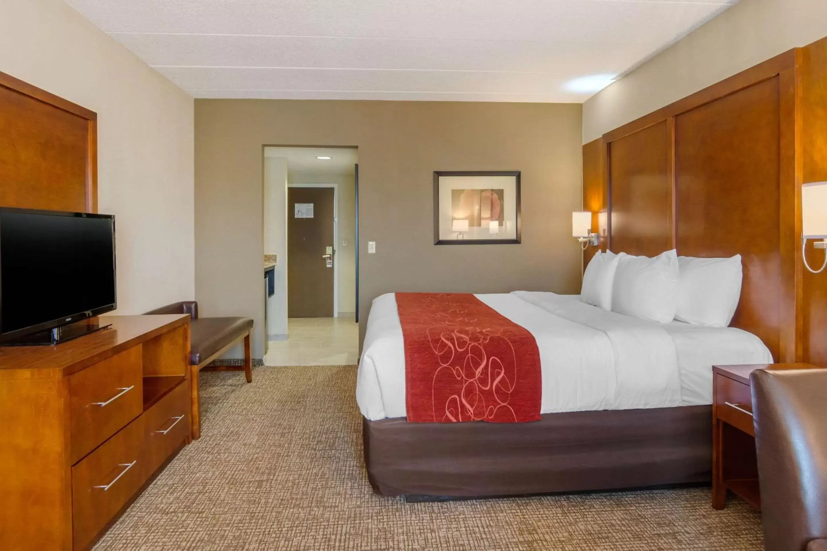 Photo of the whole room, Bed in Comfort Suites Southpark