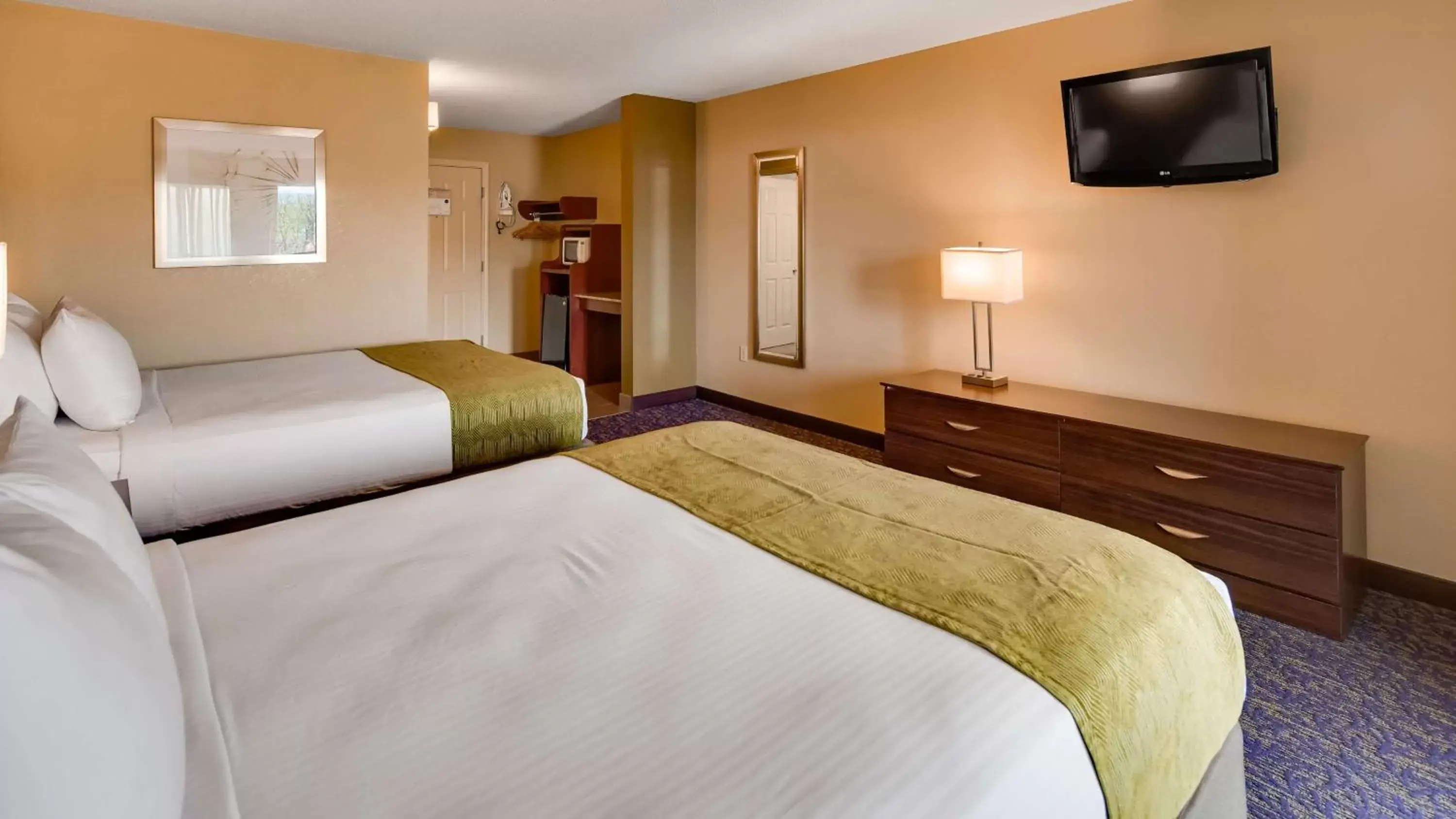 Photo of the whole room, Bed in Best Western Plaza Inn