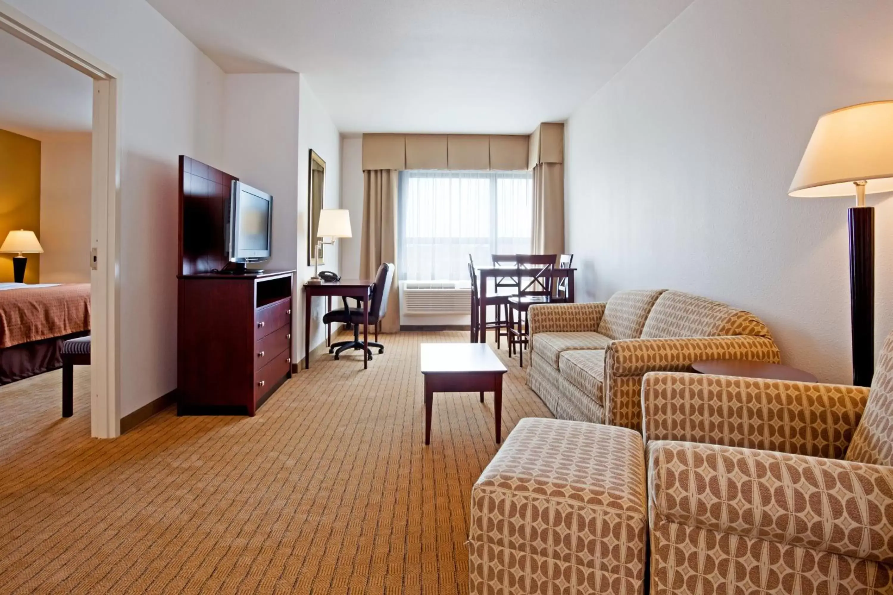 Bedroom, Seating Area in Holiday Inn Madison at The American Center, an IHG Hotel