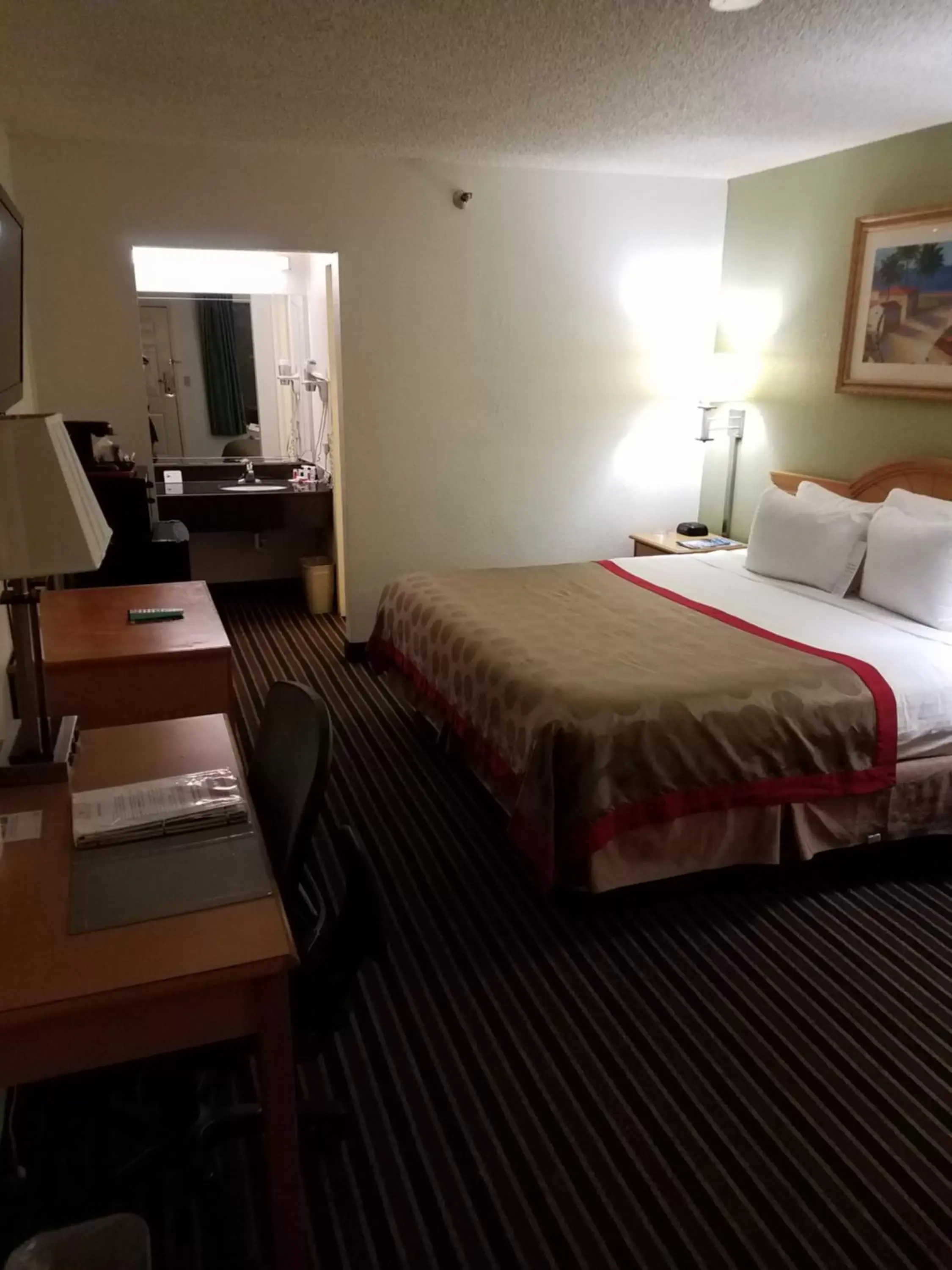 TV and multimedia, Bed in Ramada by Wyndham Temple Terrace/Tampa North