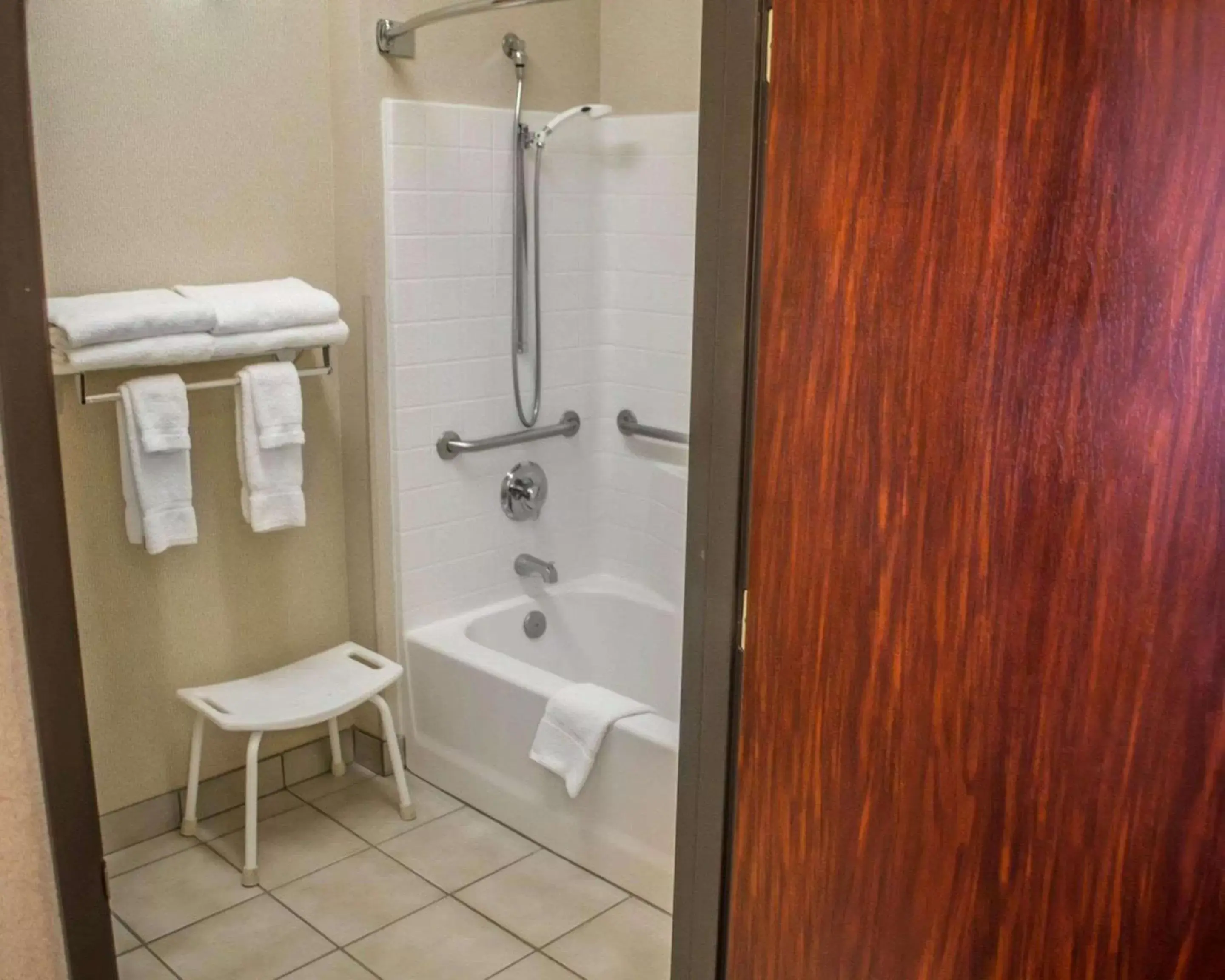 Bathroom in Comfort Suites Portland Southwest