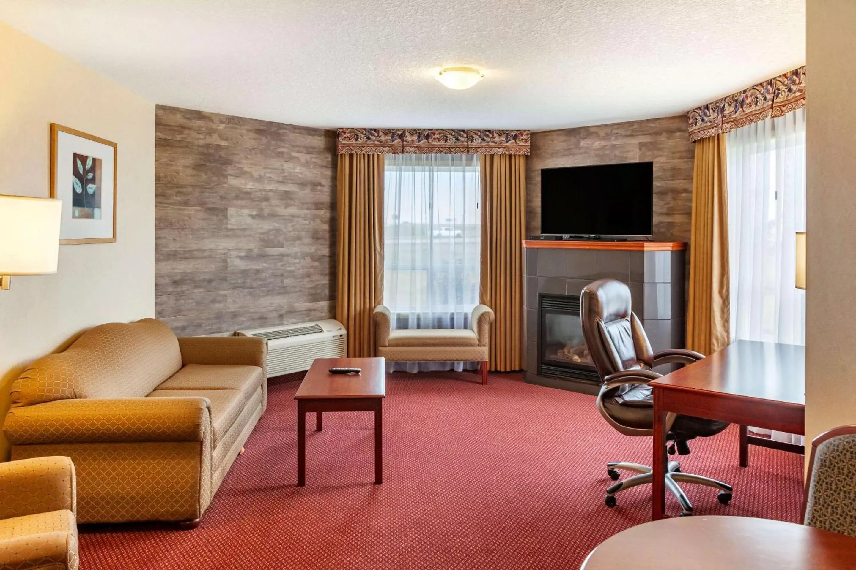 Photo of the whole room, Seating Area in Quality Inn & Suites Edmonton International Airport