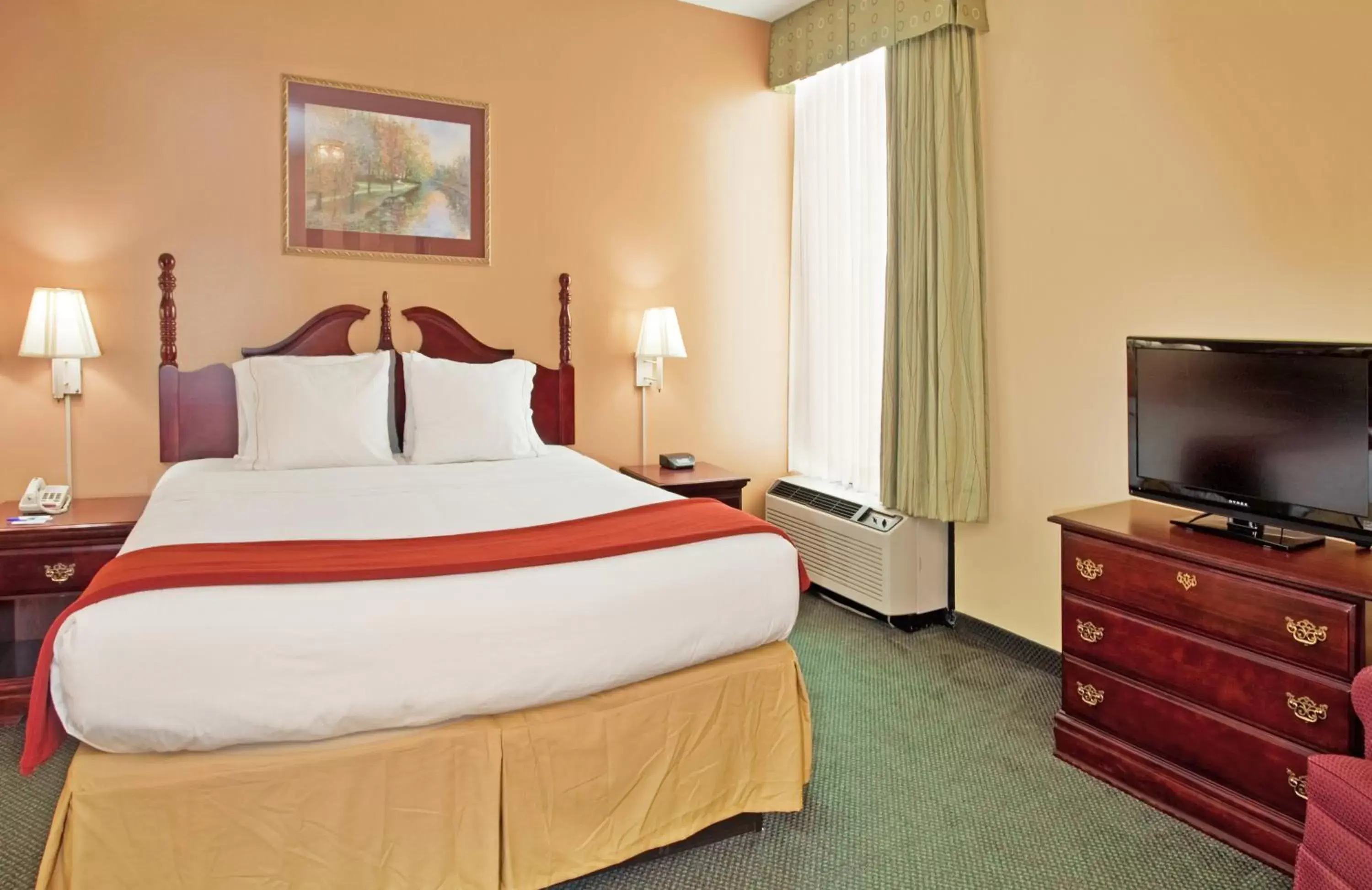 Bed in Holiday Inn Express Marshfield - Springfield Area, an IHG Hotel