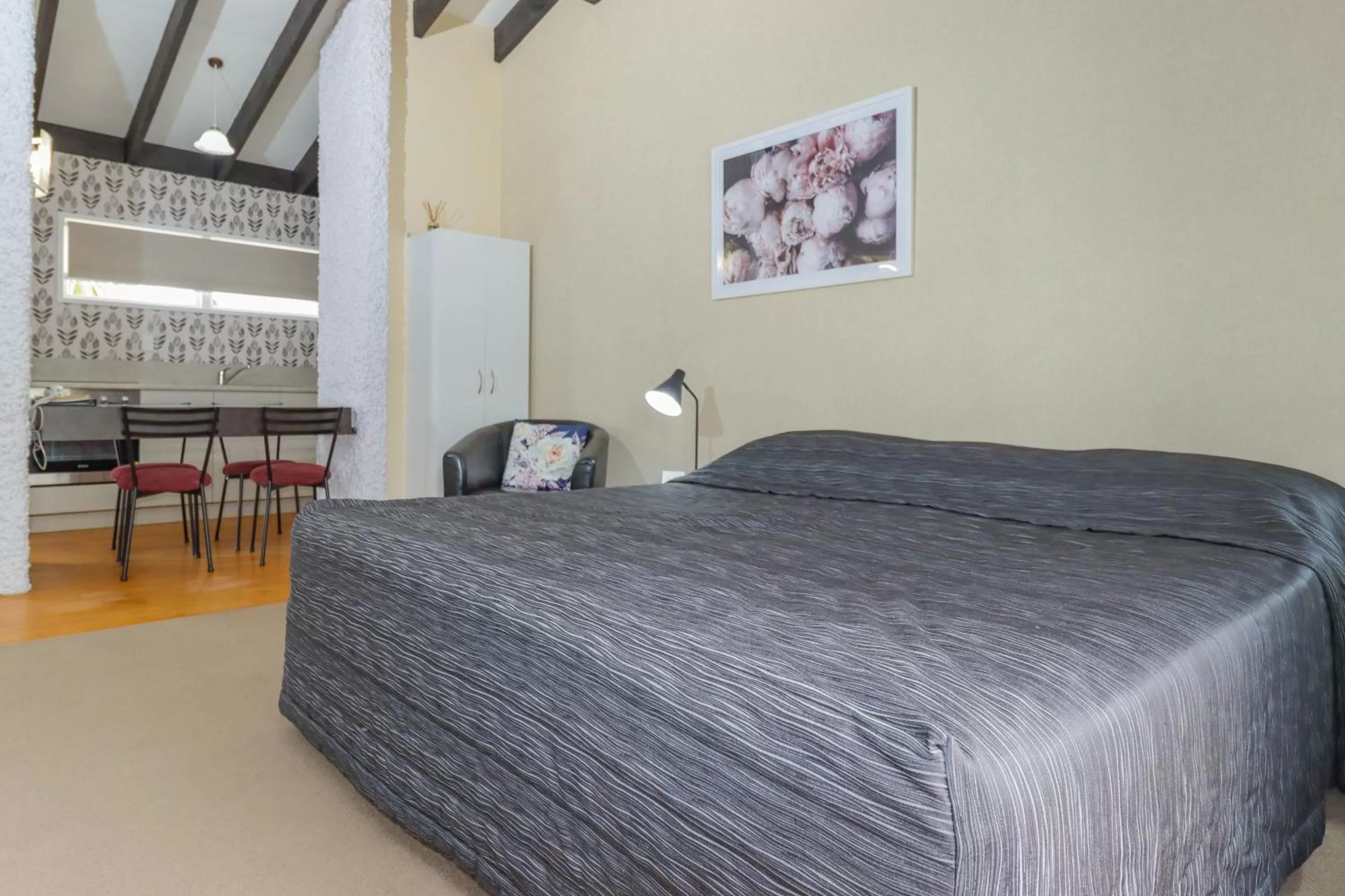 Seating area, Bed in Aztec Motel