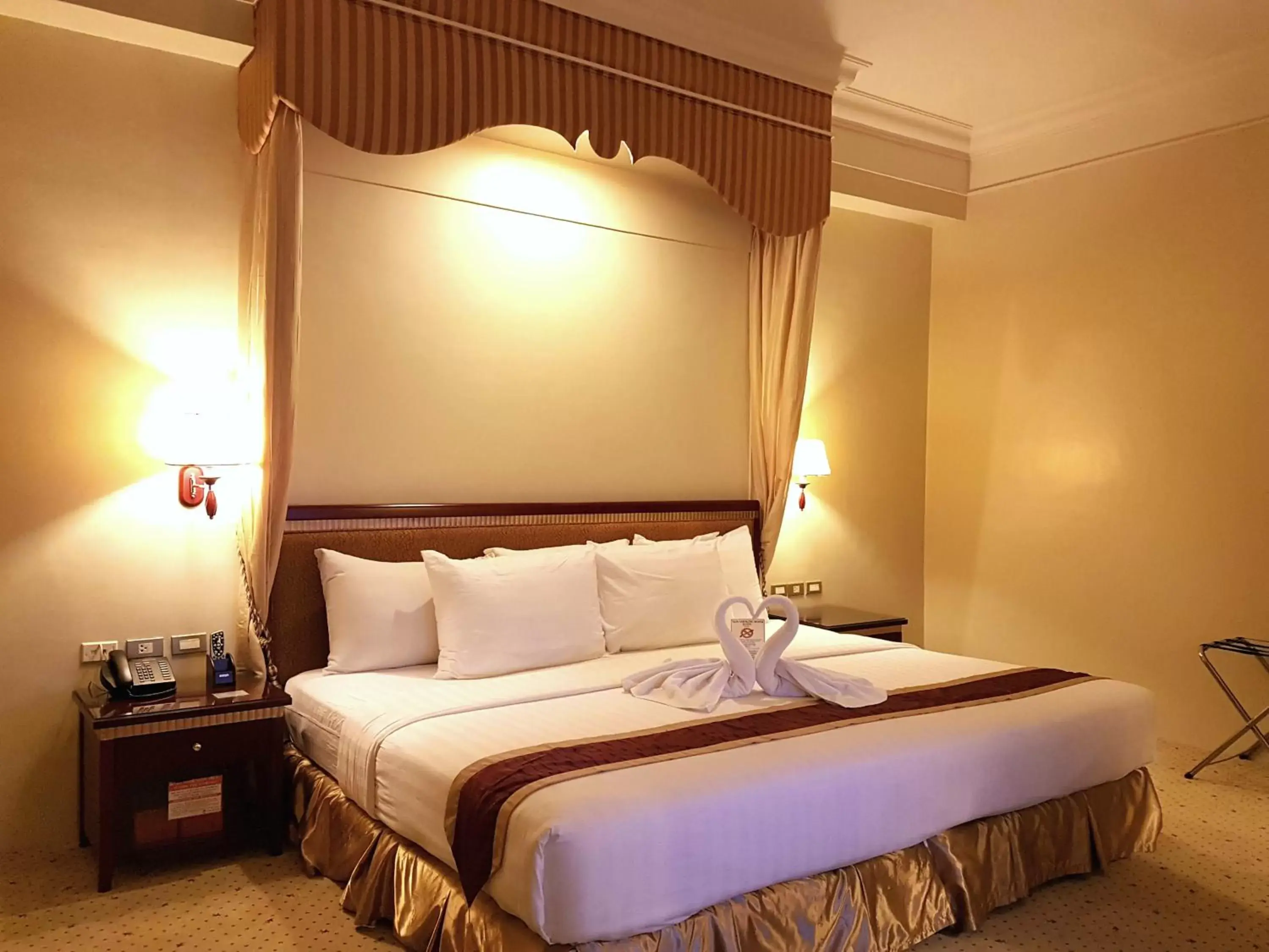 Bed in Sarrosa International Hotel and Residential Suites