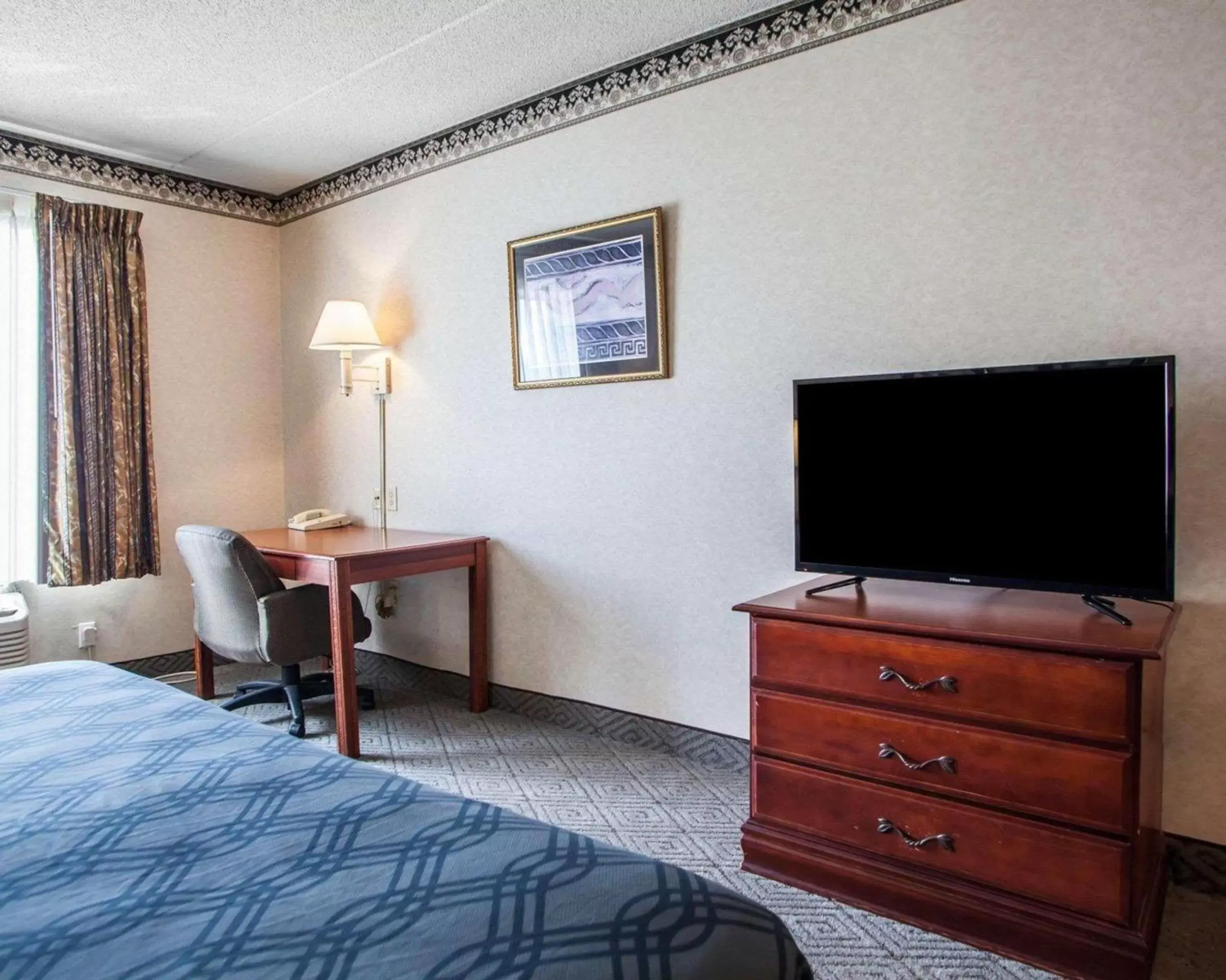 Photo of the whole room, TV/Entertainment Center in Rodeway Inn & Suites Milwaukee Airport
