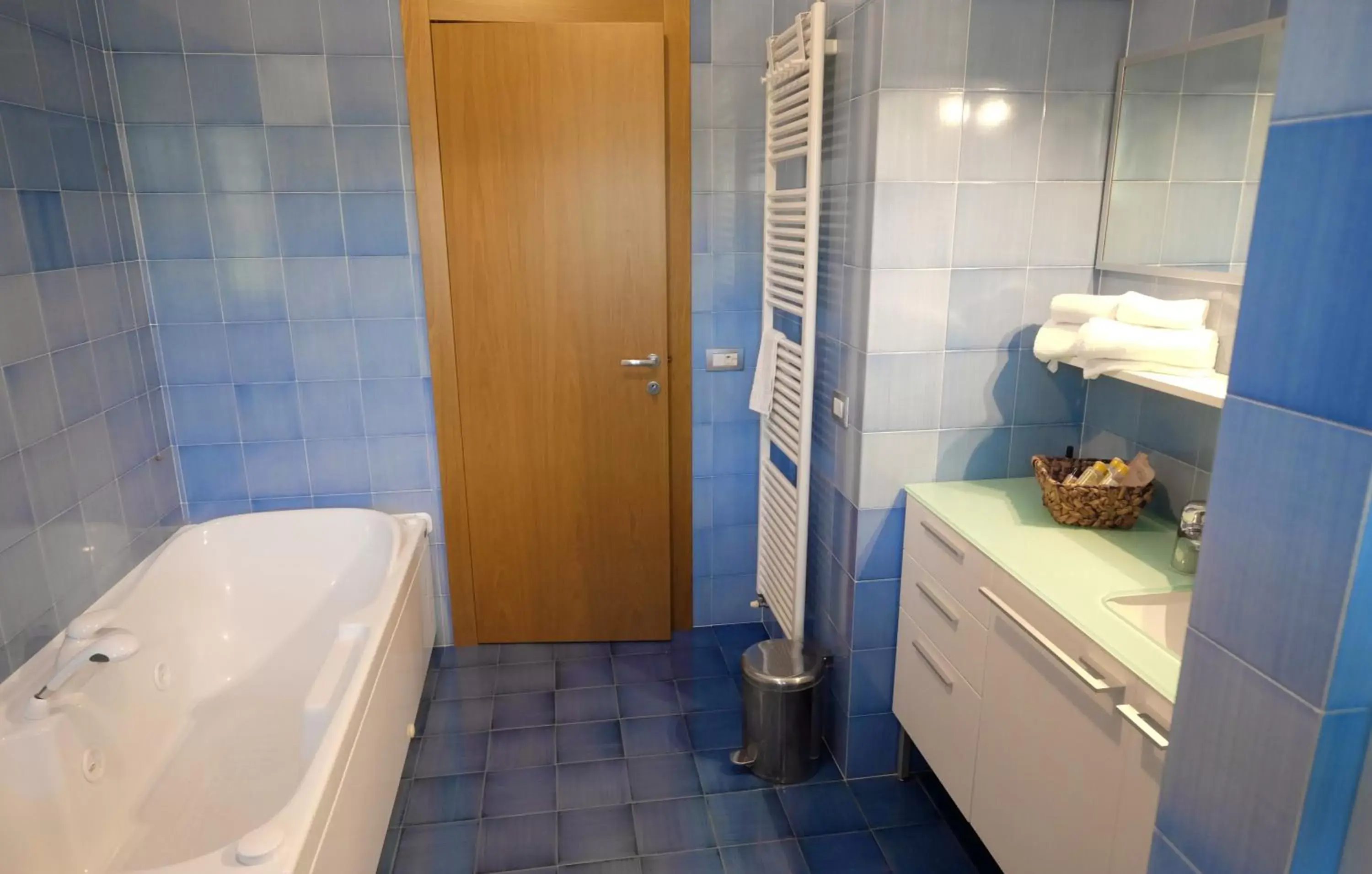 Shower, Bathroom in Vistazzurra B&B