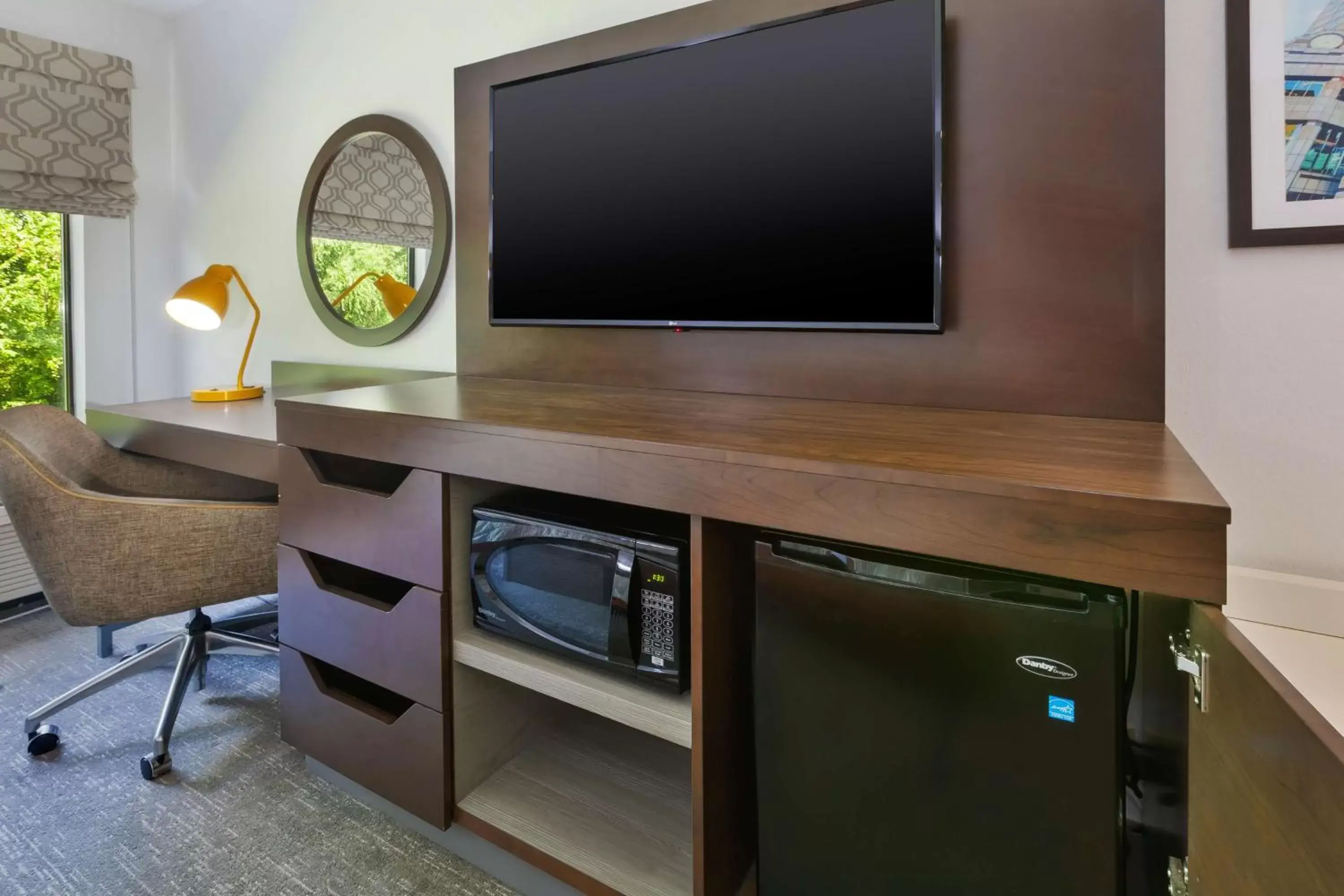 Bedroom, TV/Entertainment Center in Hampton Inn Columbus/Delaware I-71 North