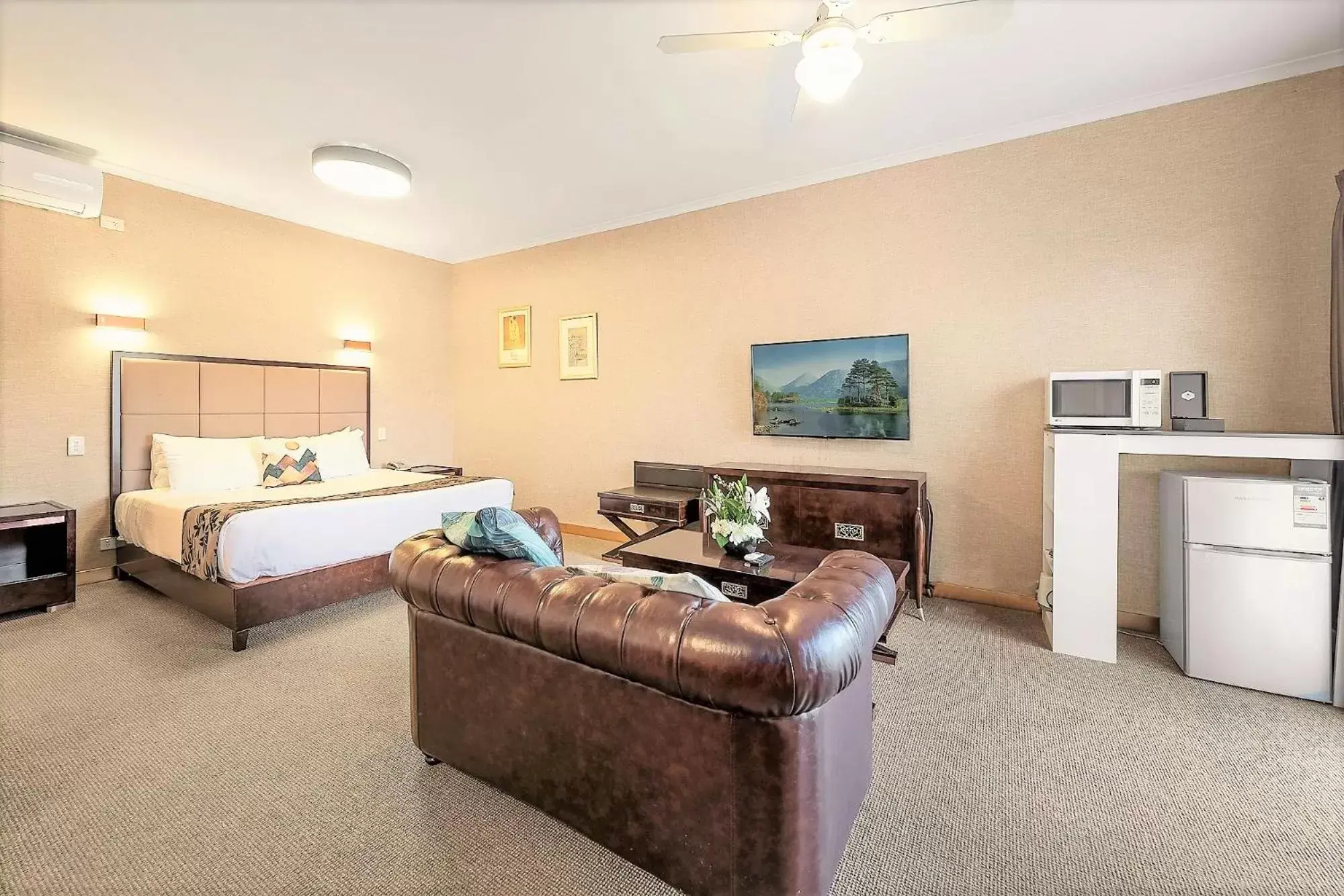Bedroom in Eltham Gateway Hotel & Conference Centre
