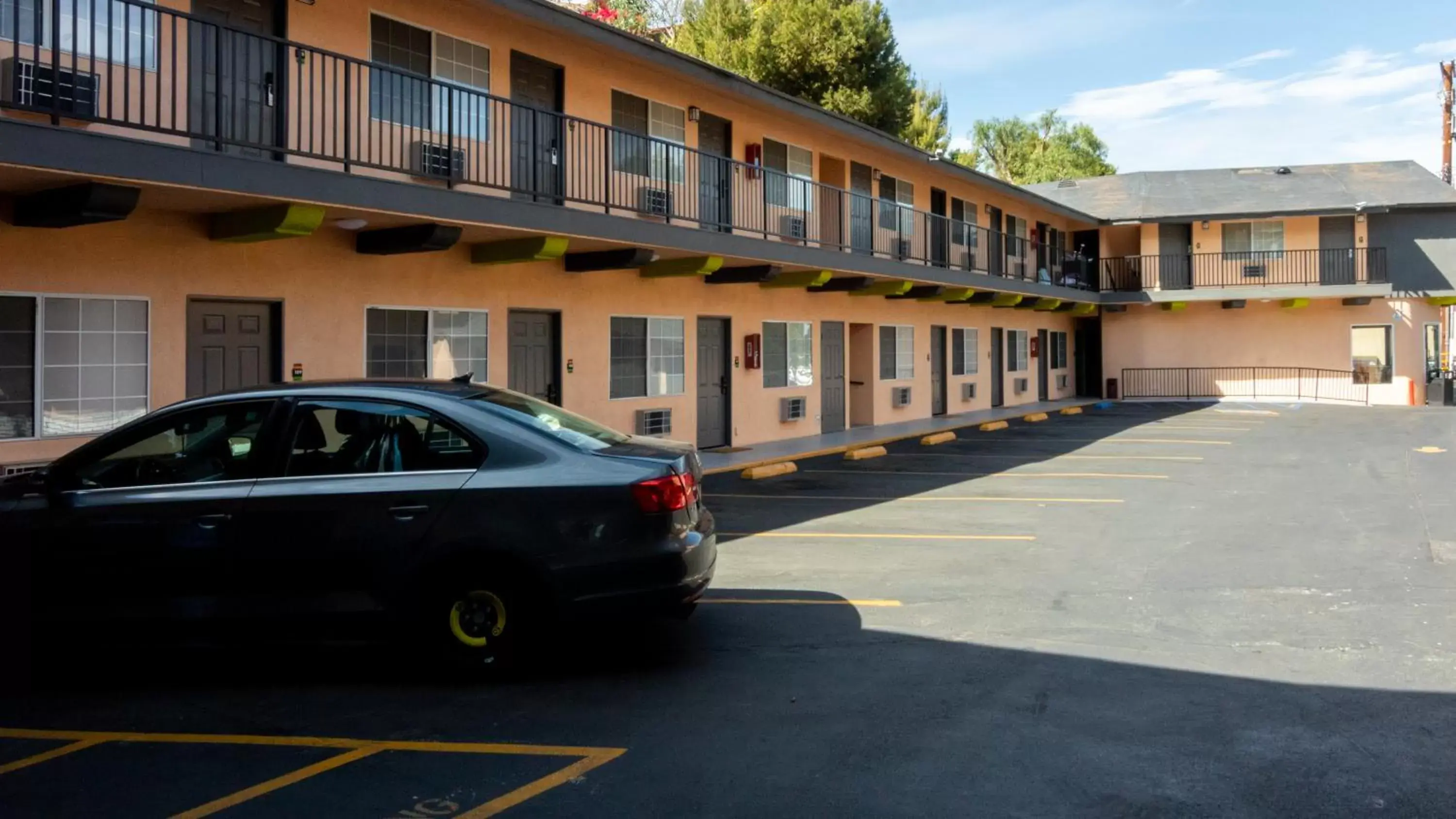 Property building in Americas Best Value Inn Rancho Palos Verdes Property building in Americas Best Value Inn Rancho Palos Verdes