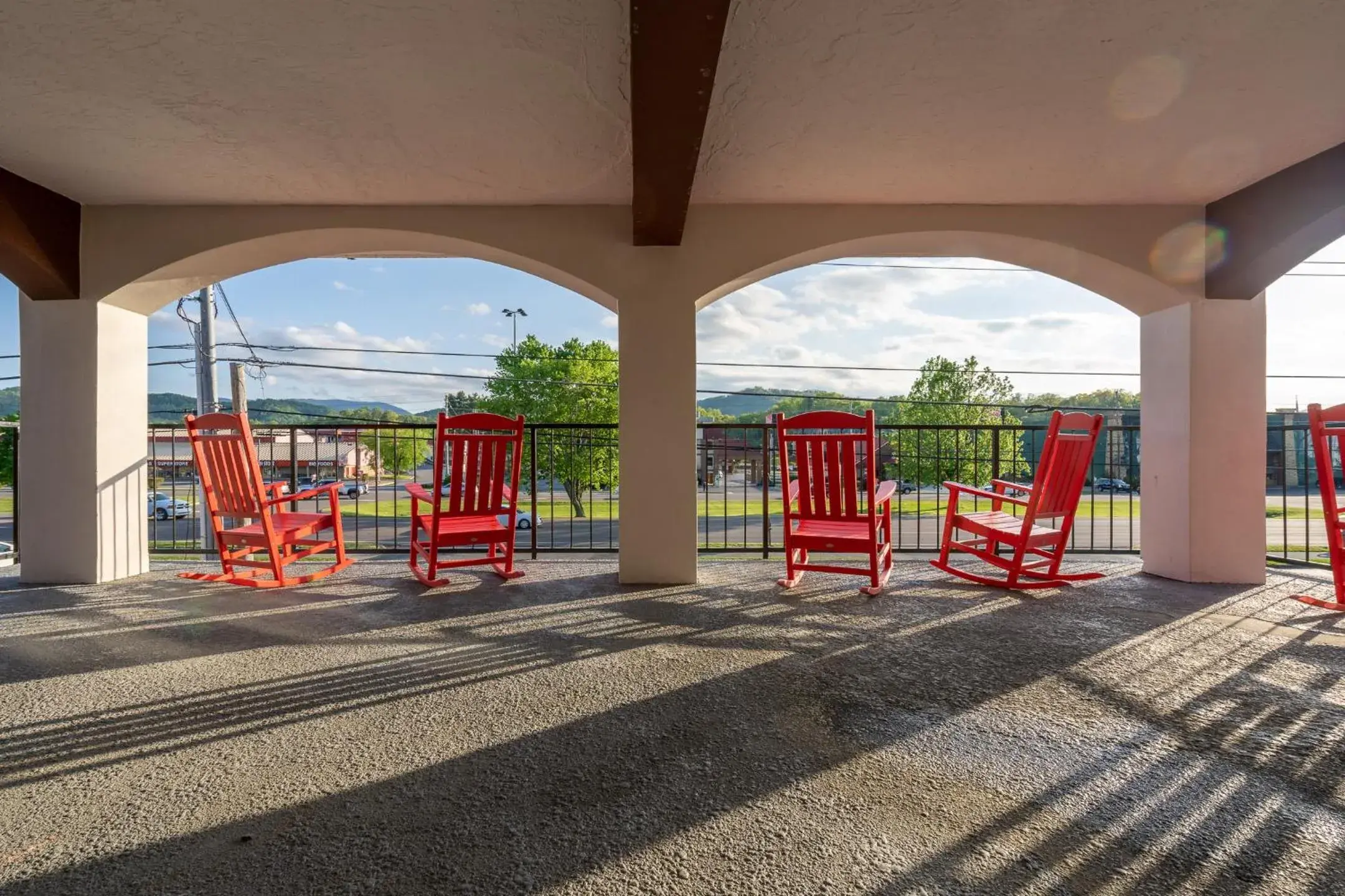 Patio in Americana Inn a Travelodge by Wyndham