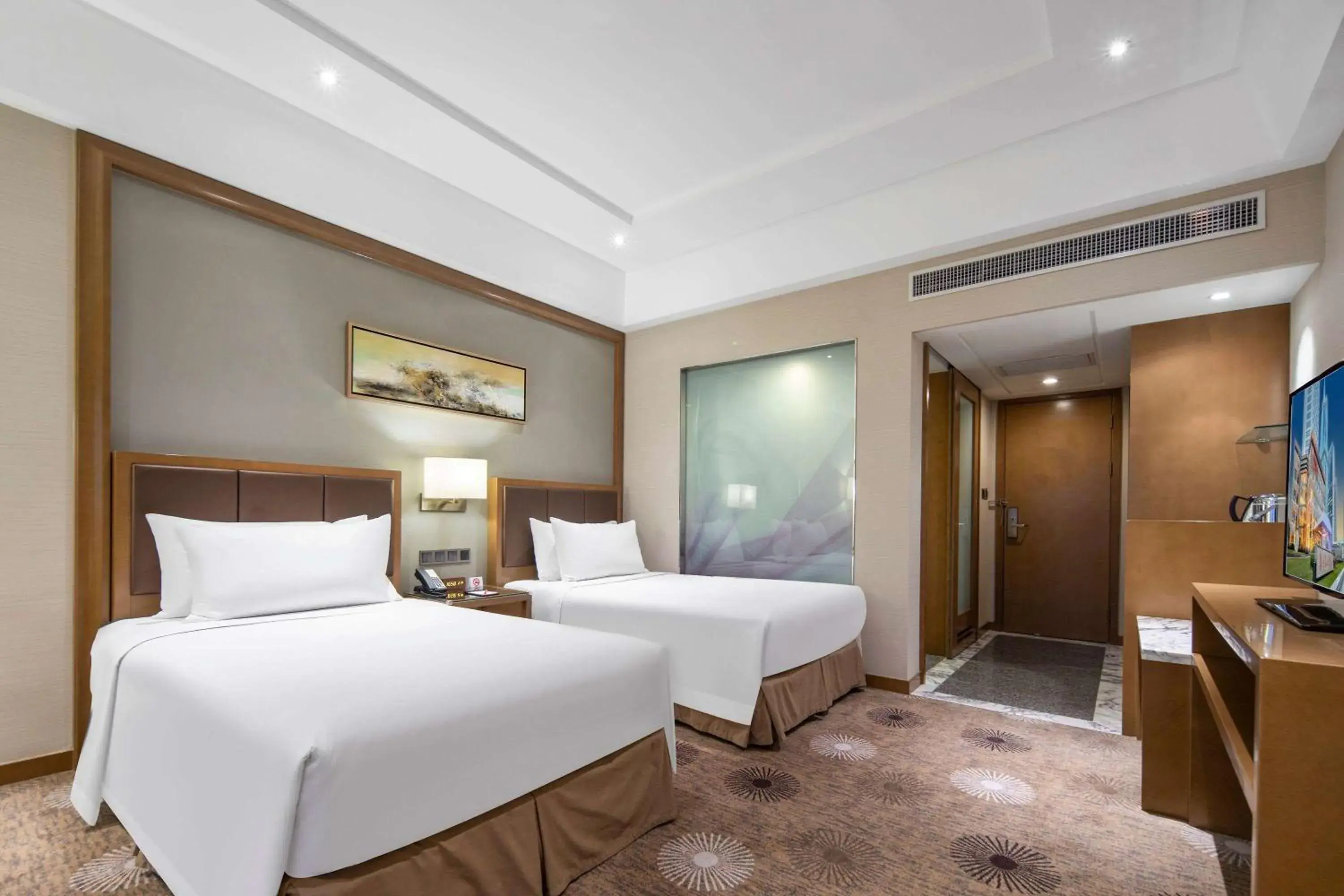 Photo of the whole room, Bed in Ramada Plaza Hotel Pudong