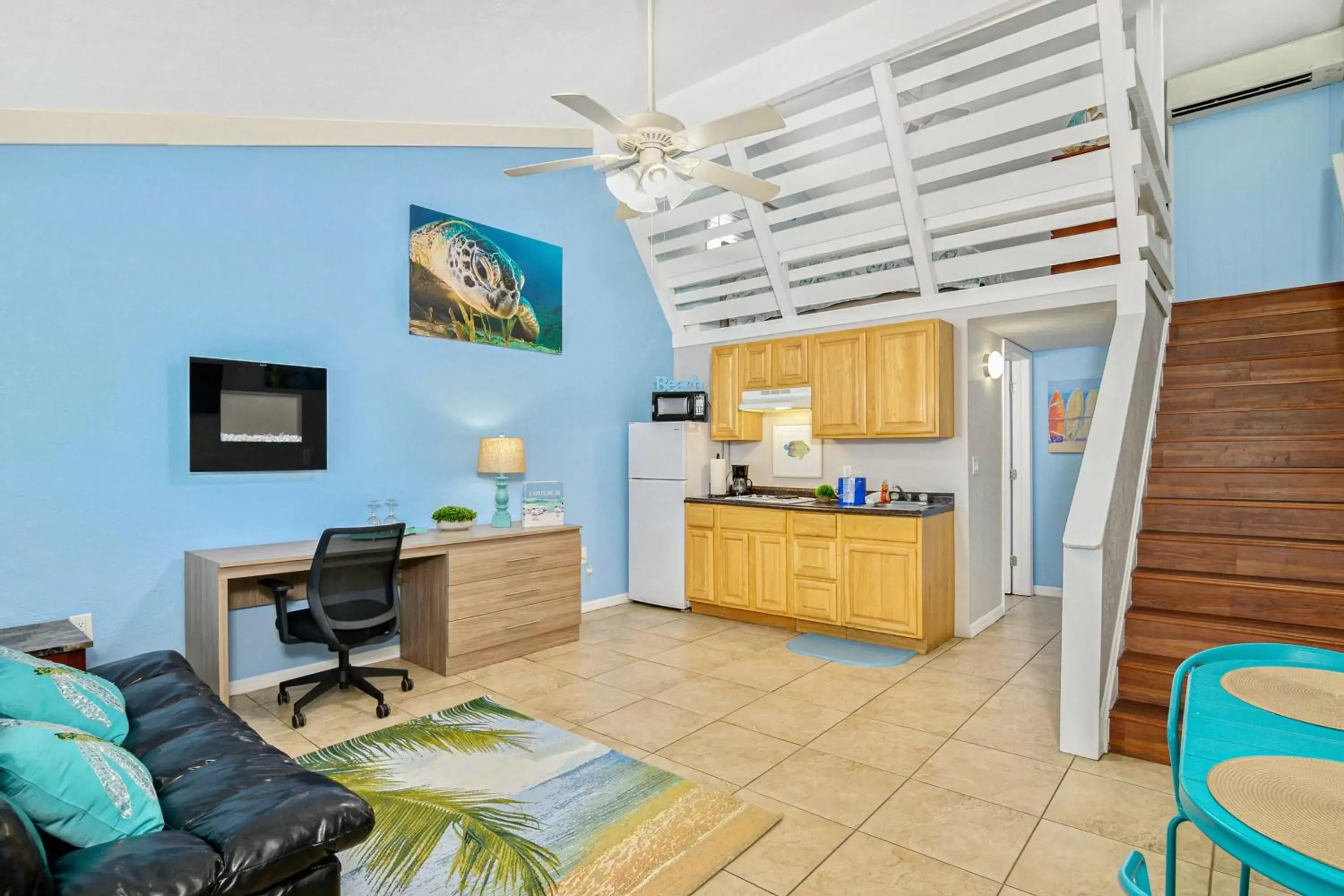 Kitchen or kitchenette, Seating Area in Latitude 26 Waterfront Resort and Marina