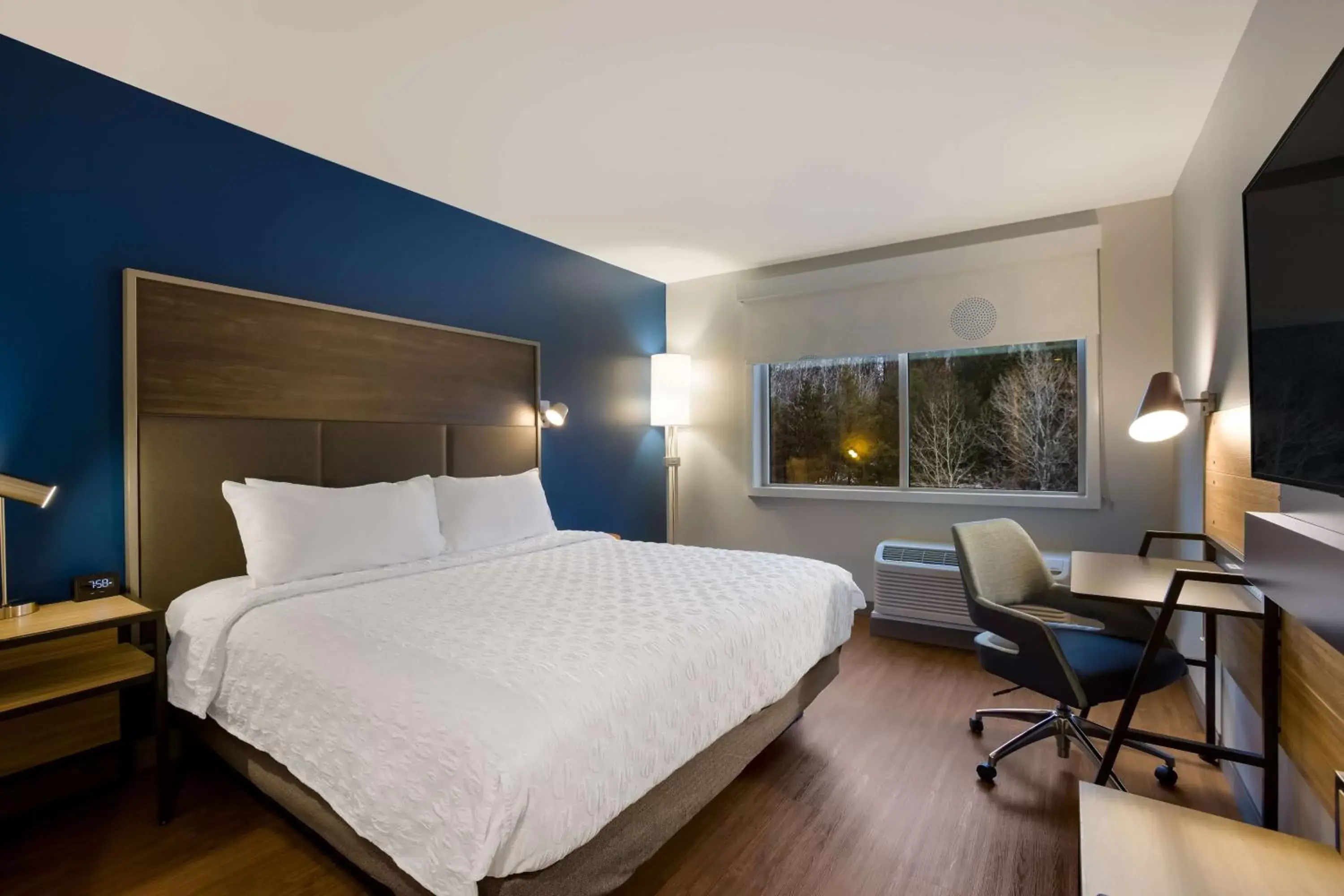 Bed in Tru By Hilton Traverse City