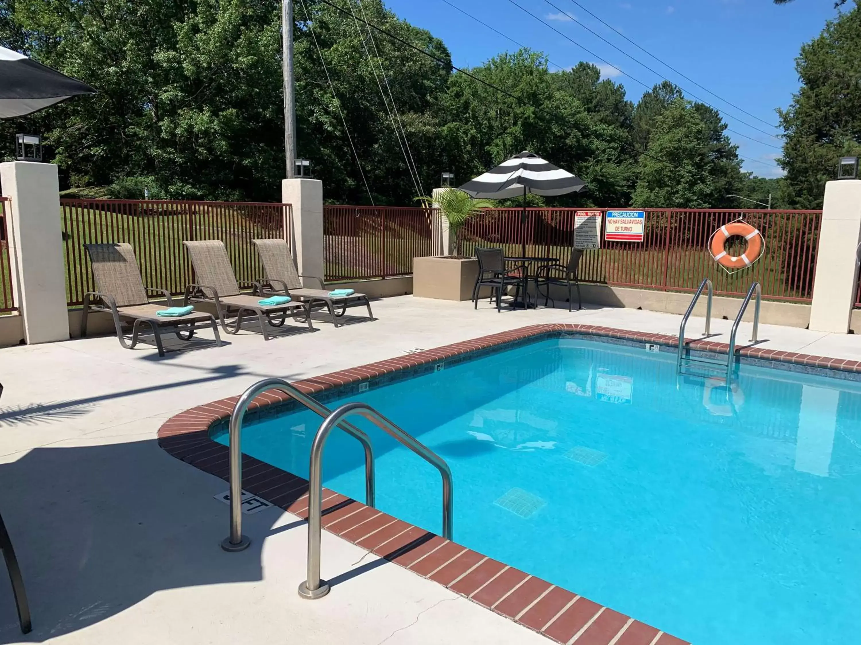 On site, Swimming Pool in Best Western Gardendale