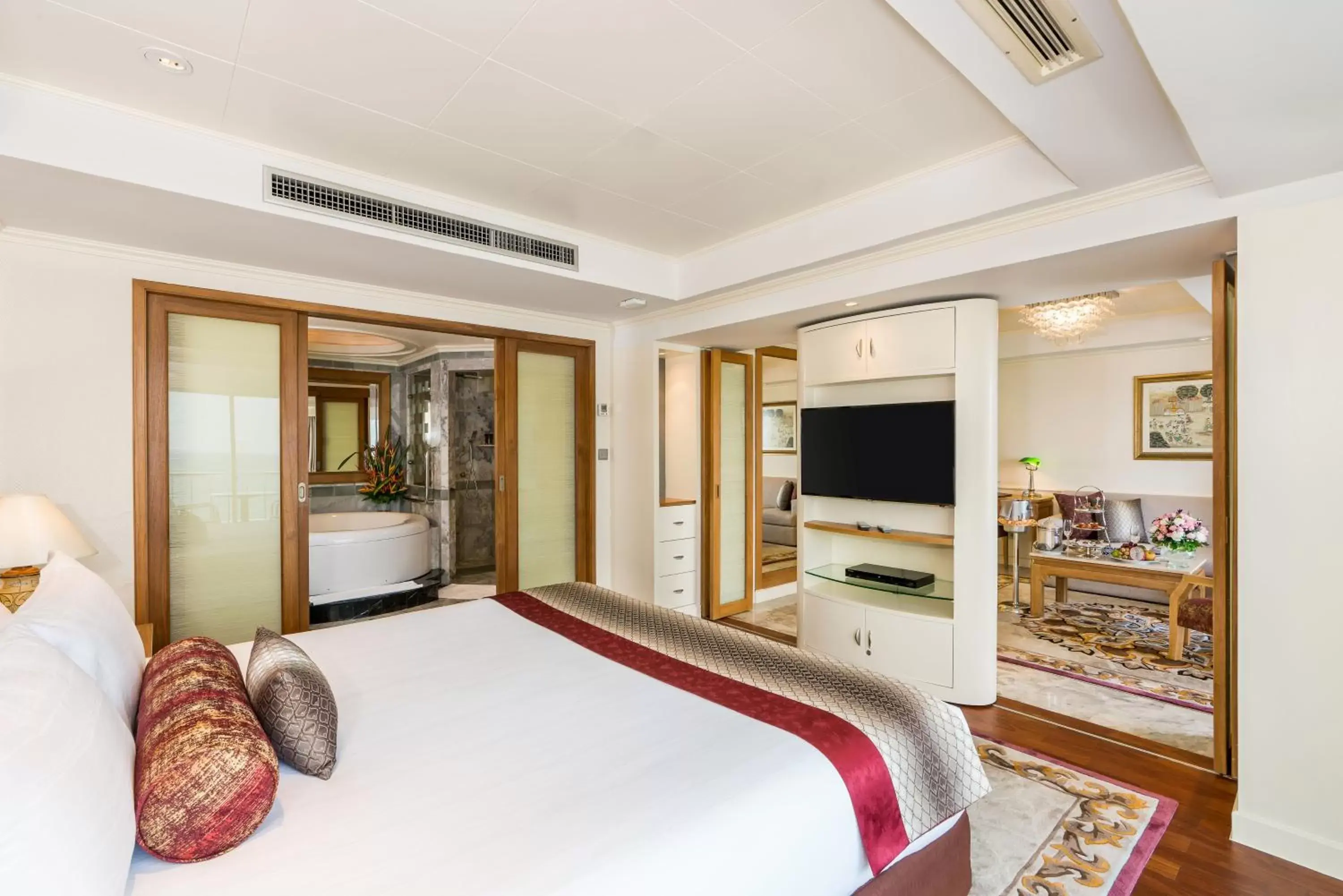 Bed in Royal Wing Suites & Spa Pattaya
