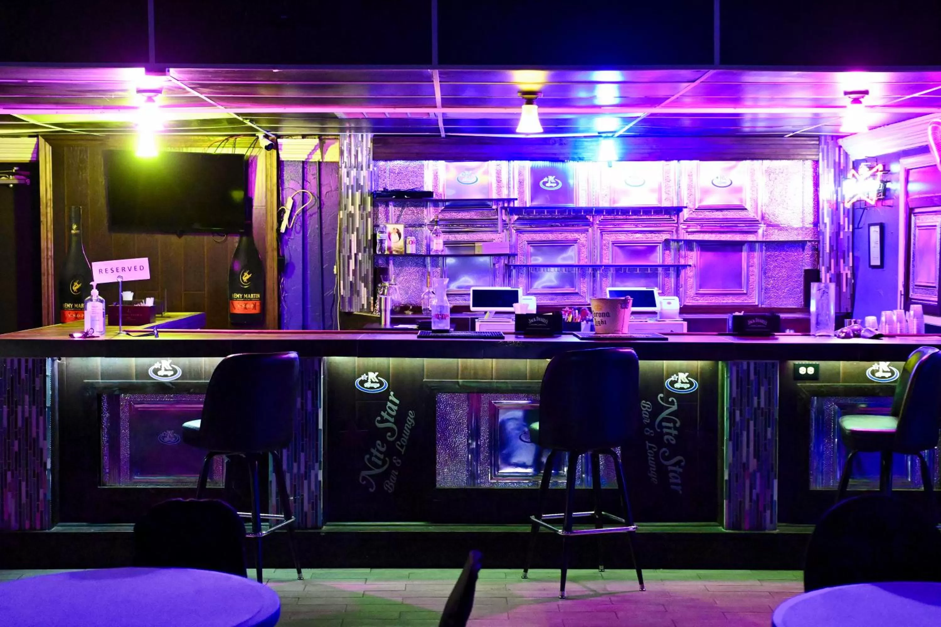 Lounge or bar in R Nite Star Inn and Suites -Home of the Cowboys & Rangers