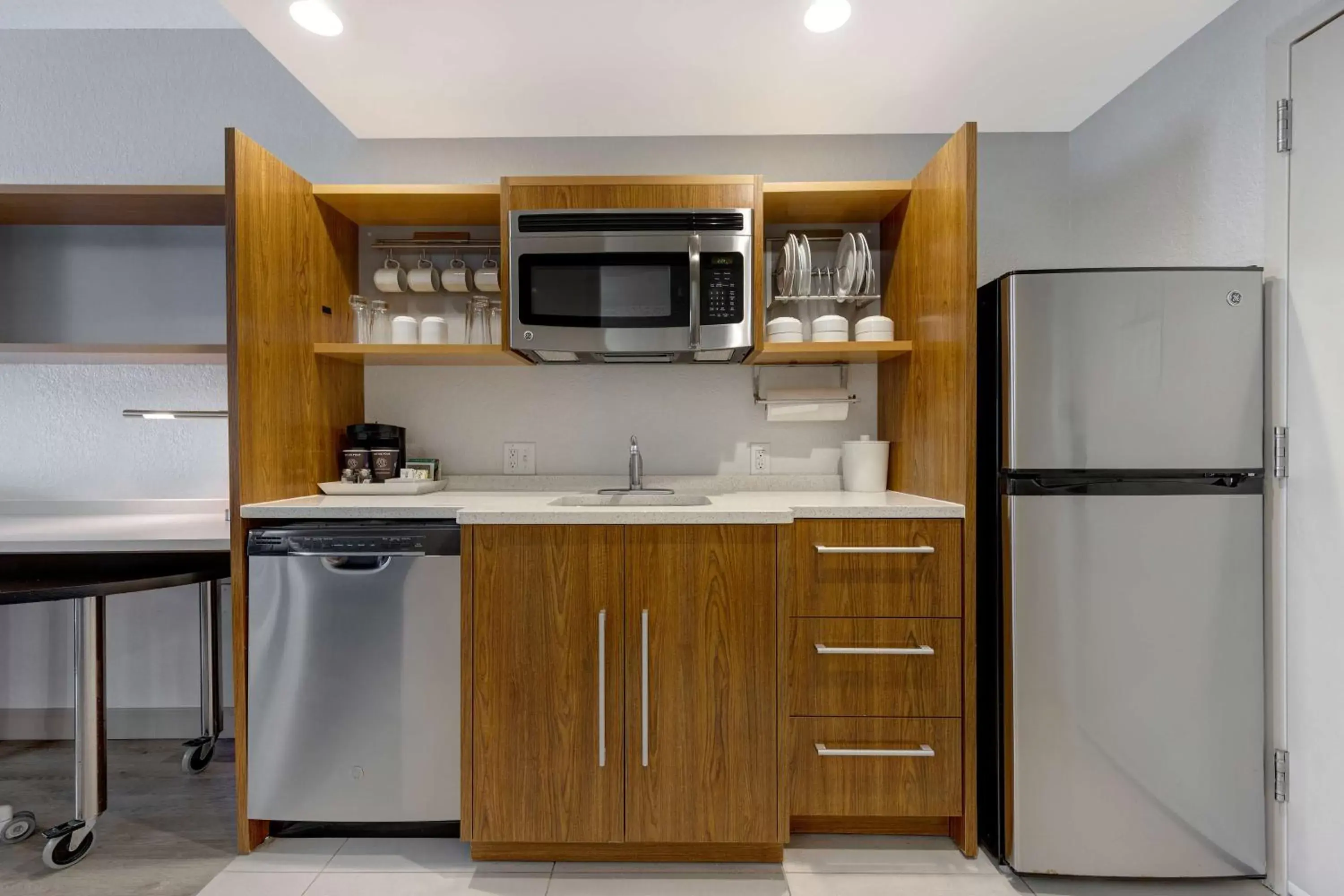 Kitchen or kitchenette, Kitchen/Kitchenette in Home2 Suites by Hilton Orlando International Drive South