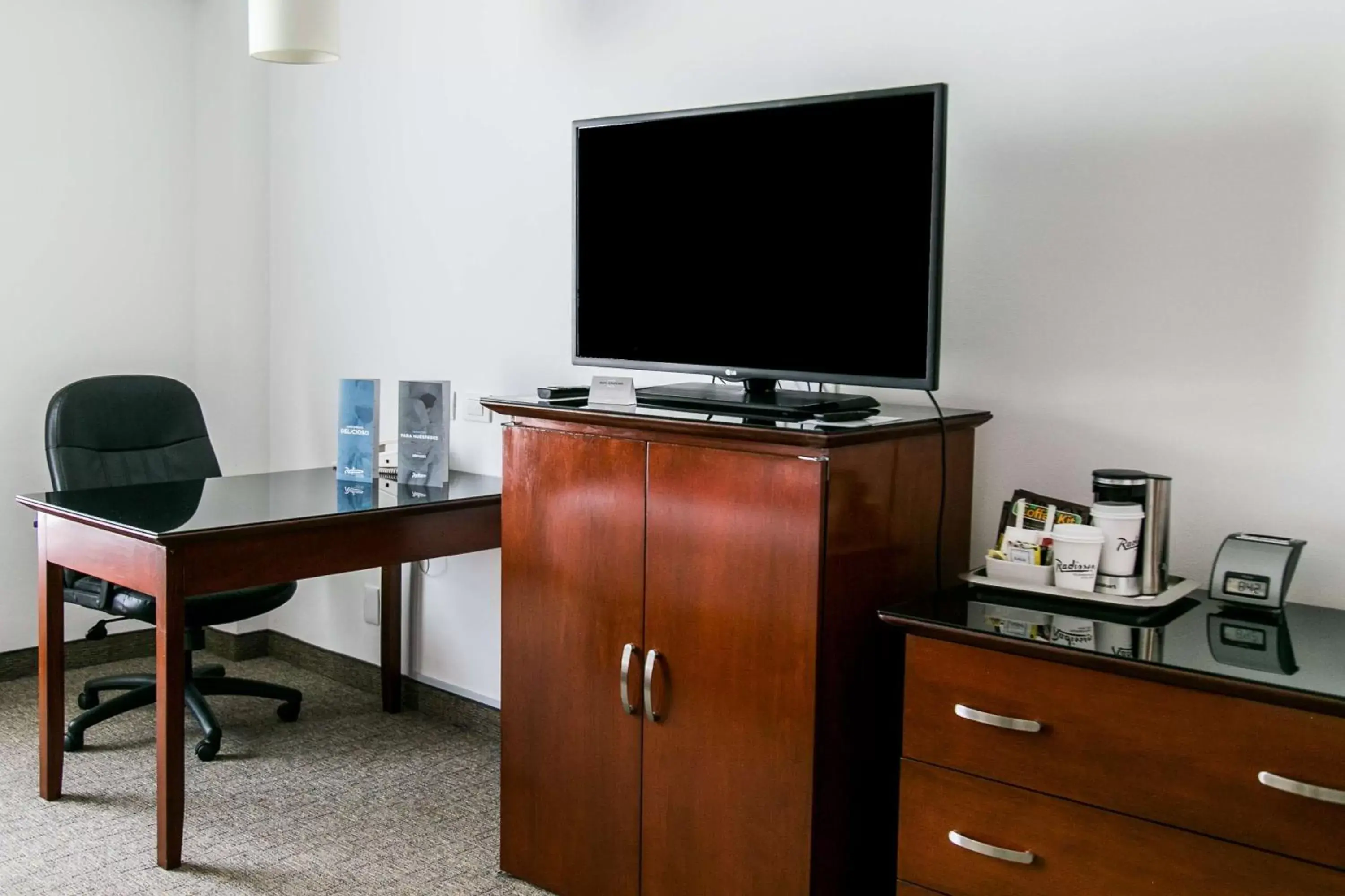 Photo of the whole room, TV/Entertainment Center in Radisson Poliforum Plaza Hotel Leon