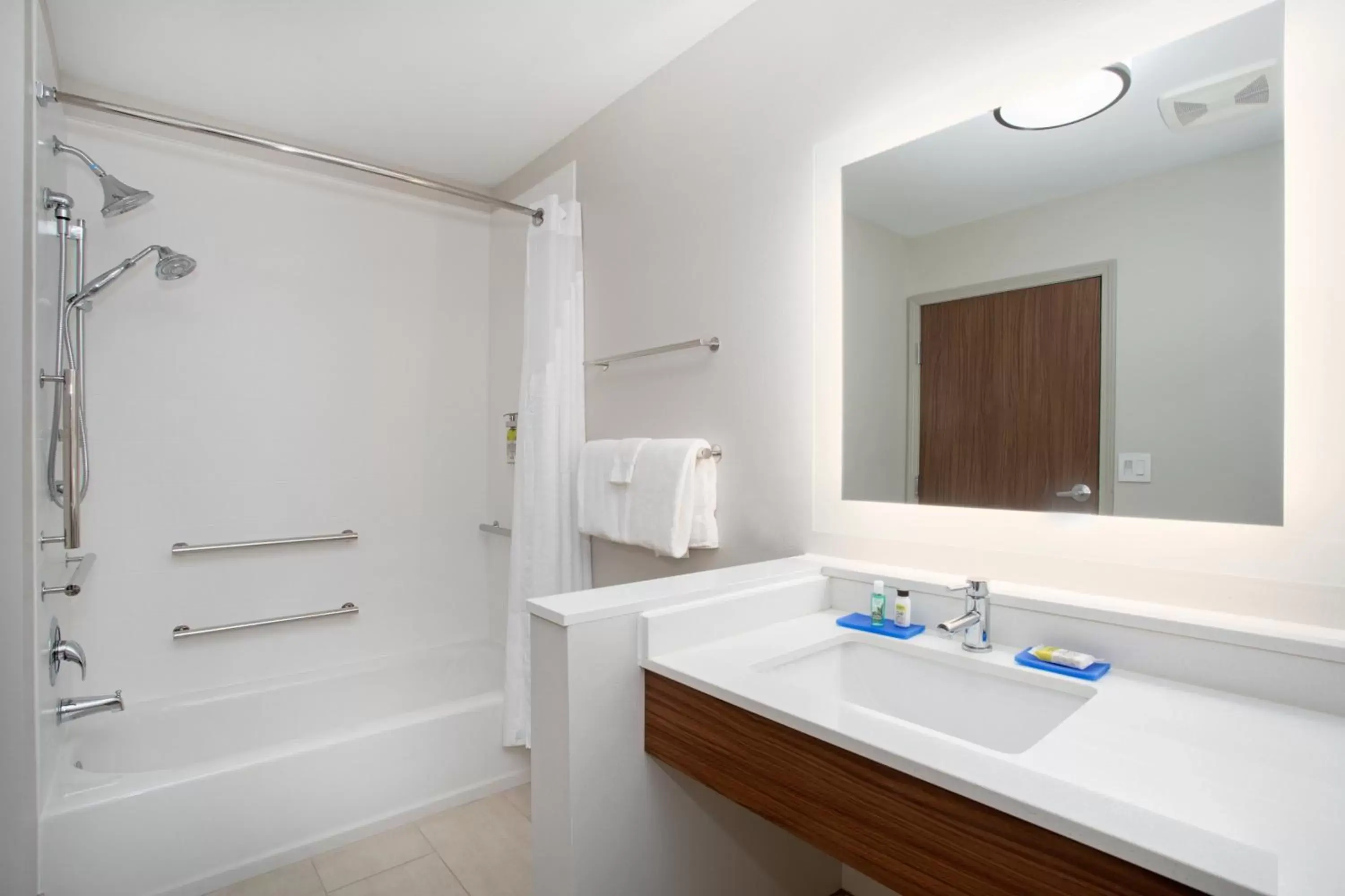 King Room - Hearing Accessible - Roll-in Shower in Holiday Inn Express & Suites Sioux City North - Event Center by IHG King Room - Hearing Accessible - Roll-in Shower in Holiday Inn Express & Suites Sioux City North - Event Center by IHG
