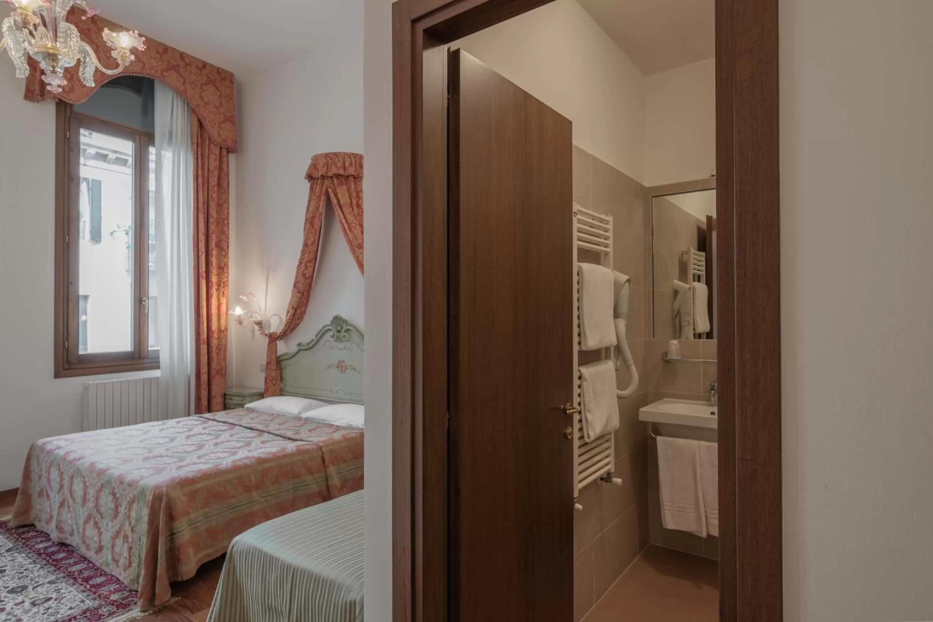 Bathroom, Bed in Hotel al Sotoportego