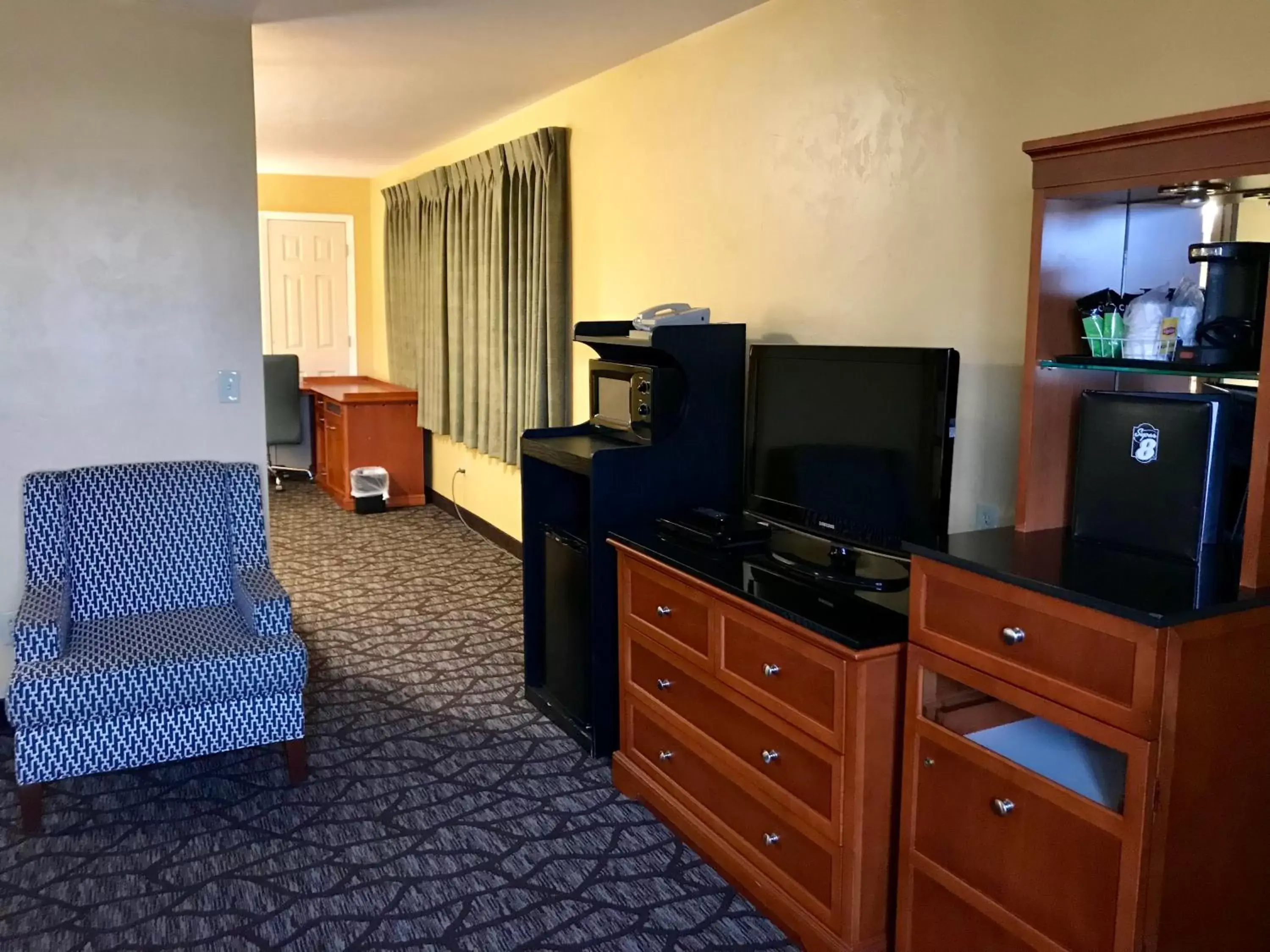 Communal lounge/ TV room, TV/Entertainment Center in Super 8 by Wyndham Union Gap Yakima Area
