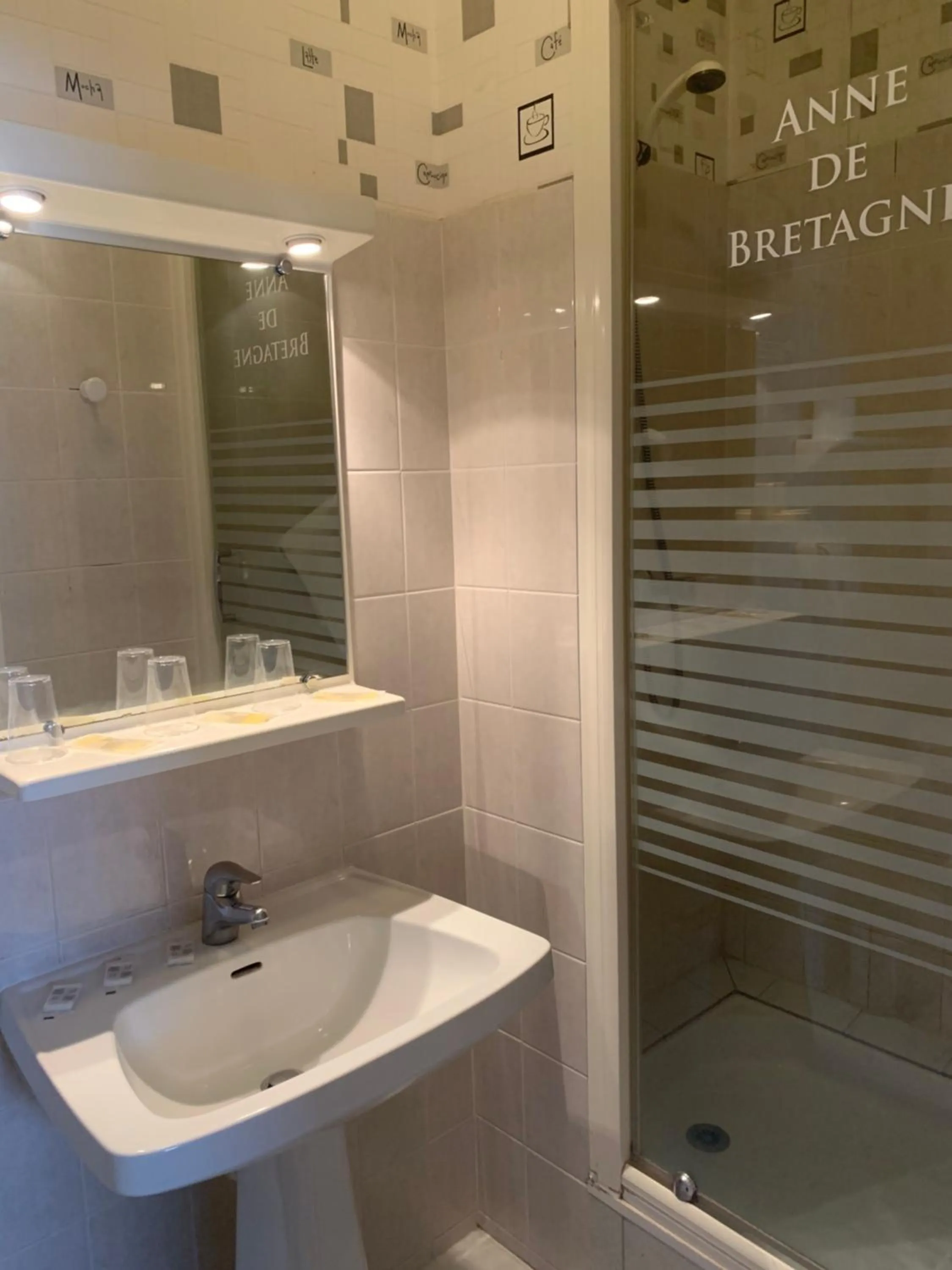 Shower in Hotel Anne De Bretagne BLOIS