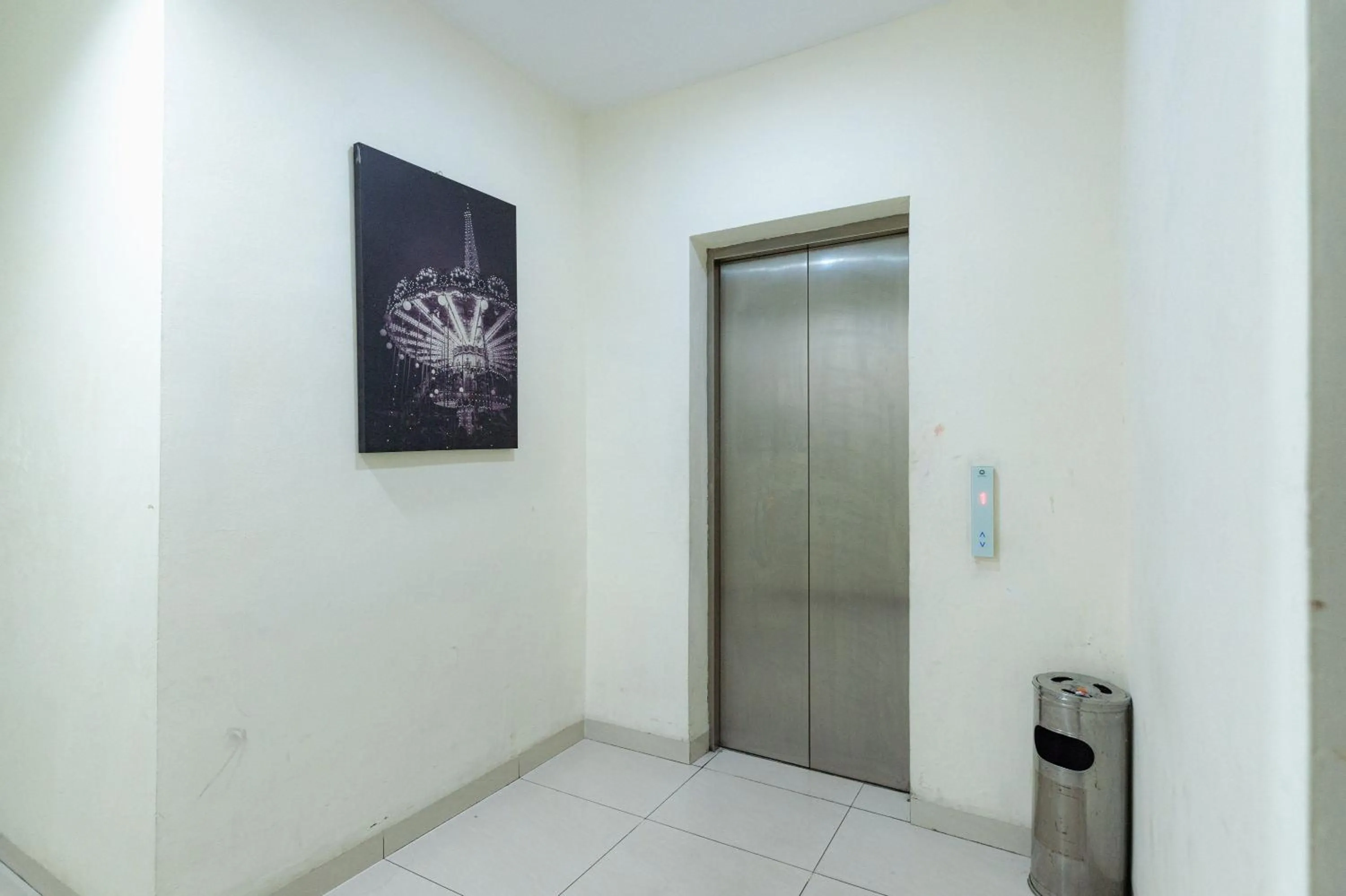 elevator in RedDoorz at Nagoya Indah Batam